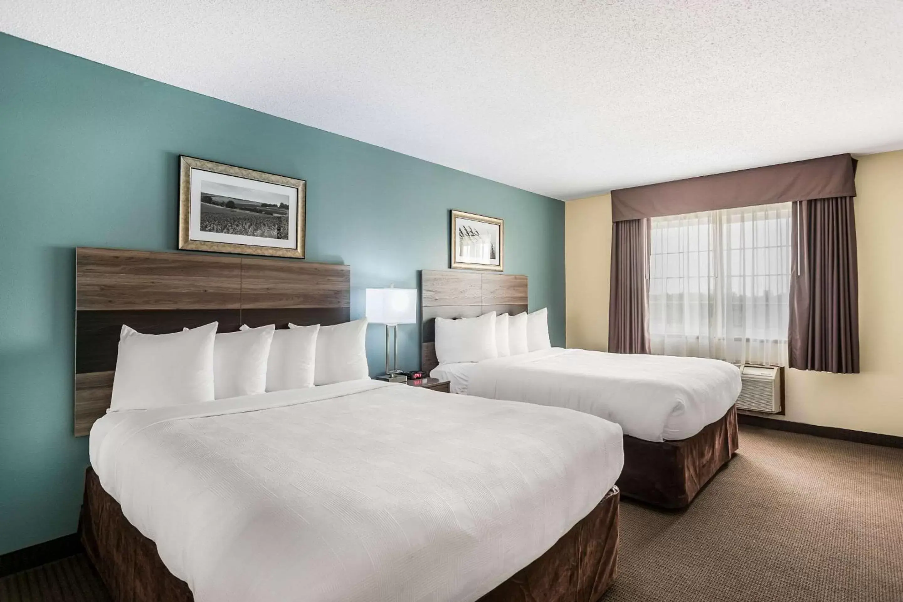 Photo of the whole room, Bed in MainStay Suites Cedar Rapids North - Marion