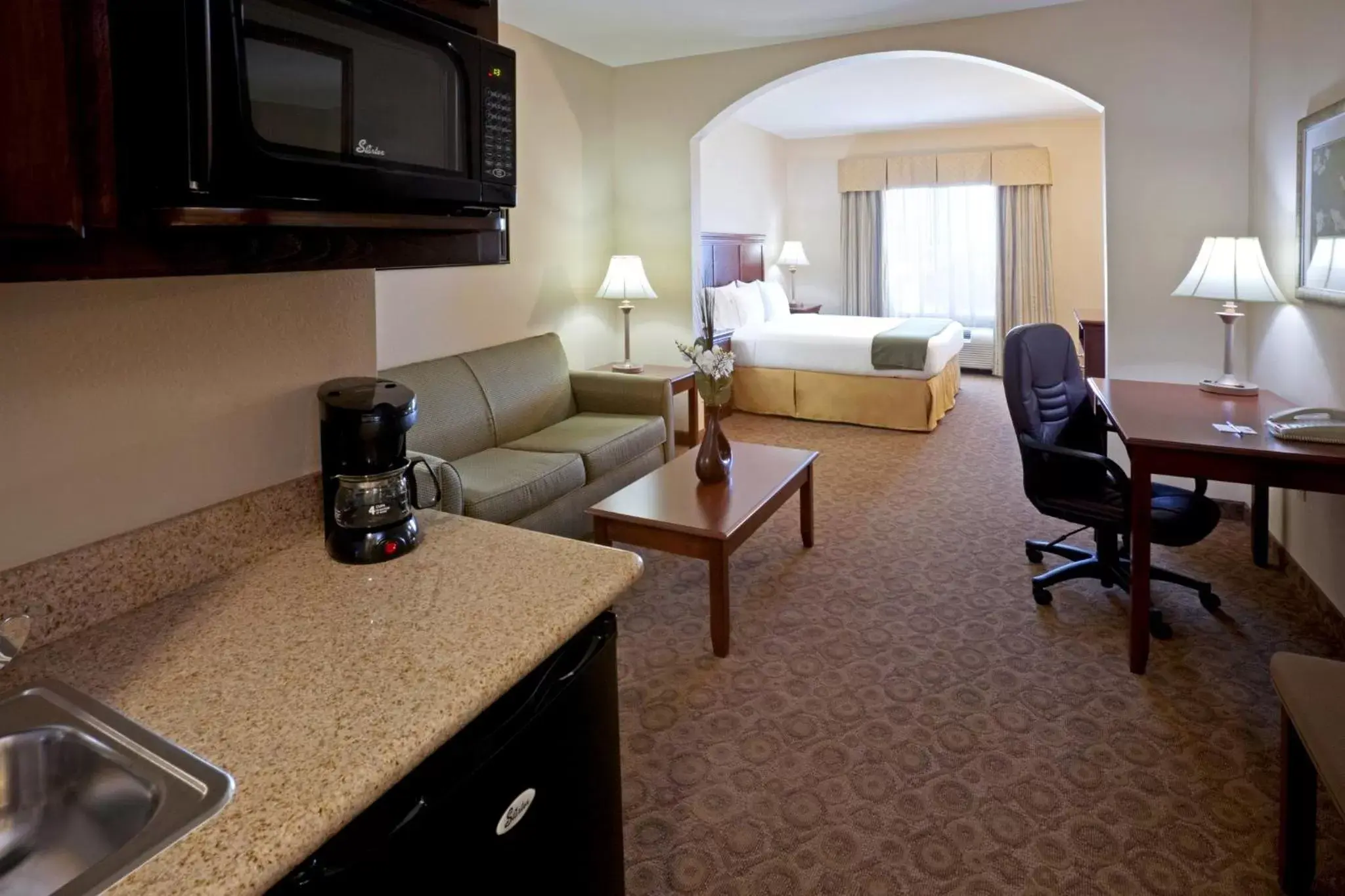 Bedroom, TV/Entertainment Center in Holiday Inn Express Hotel & Suites Cedar Hill, an IHG Hotel