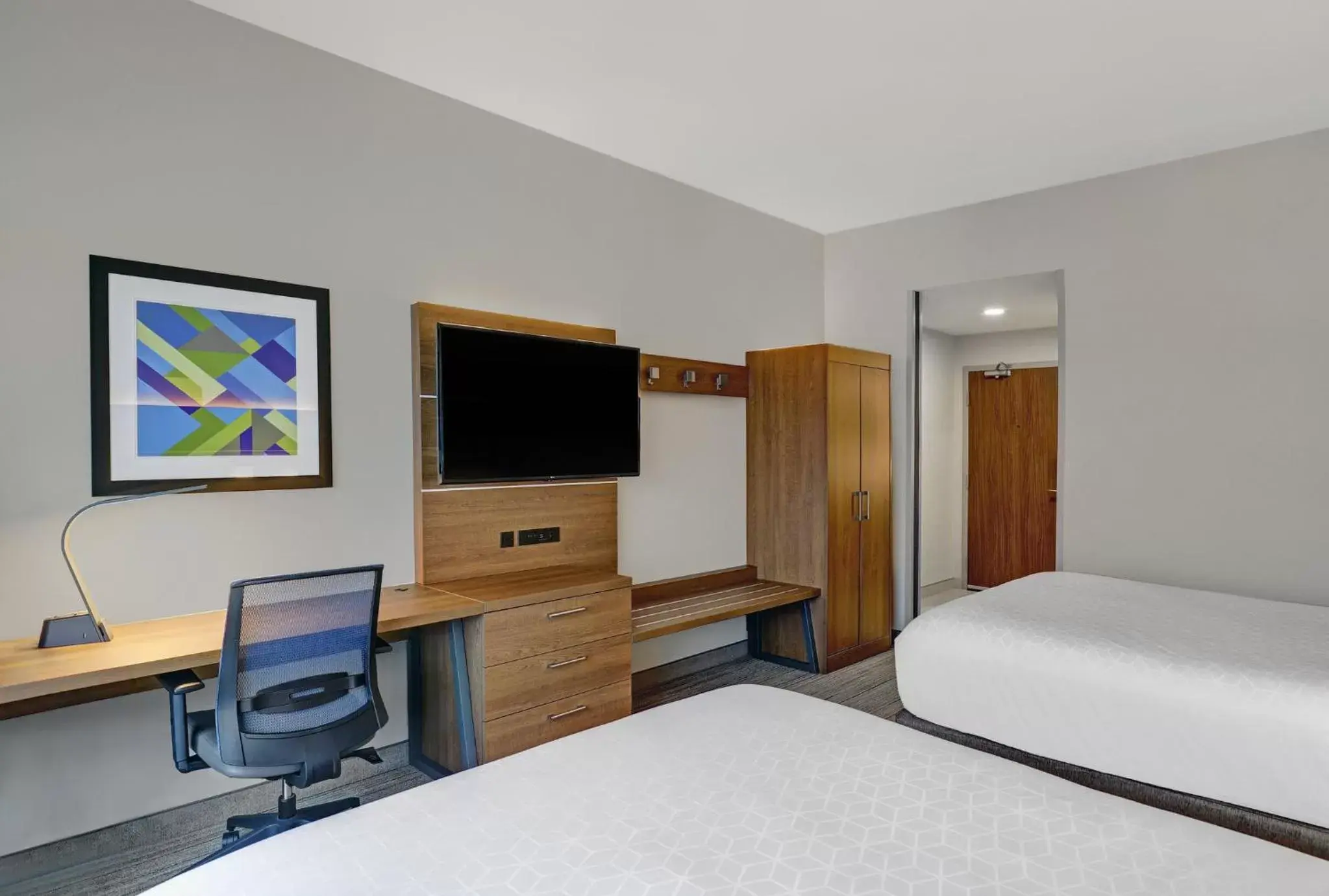 Photo of the whole room, TV/Entertainment Center in Holiday Inn Express & Suites - Collingwood