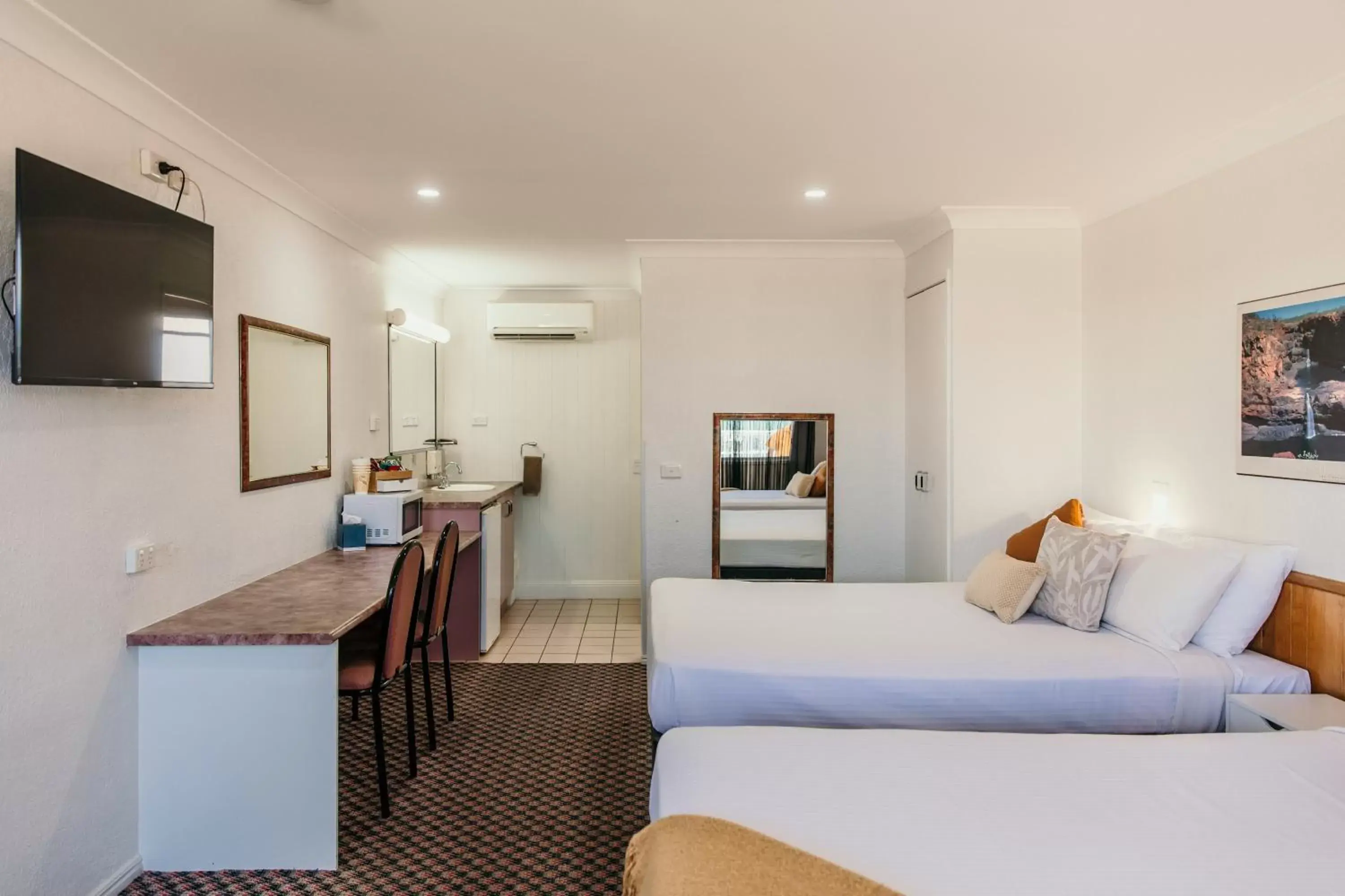 Bed, Seating Area in Outback Motel Mt Isa