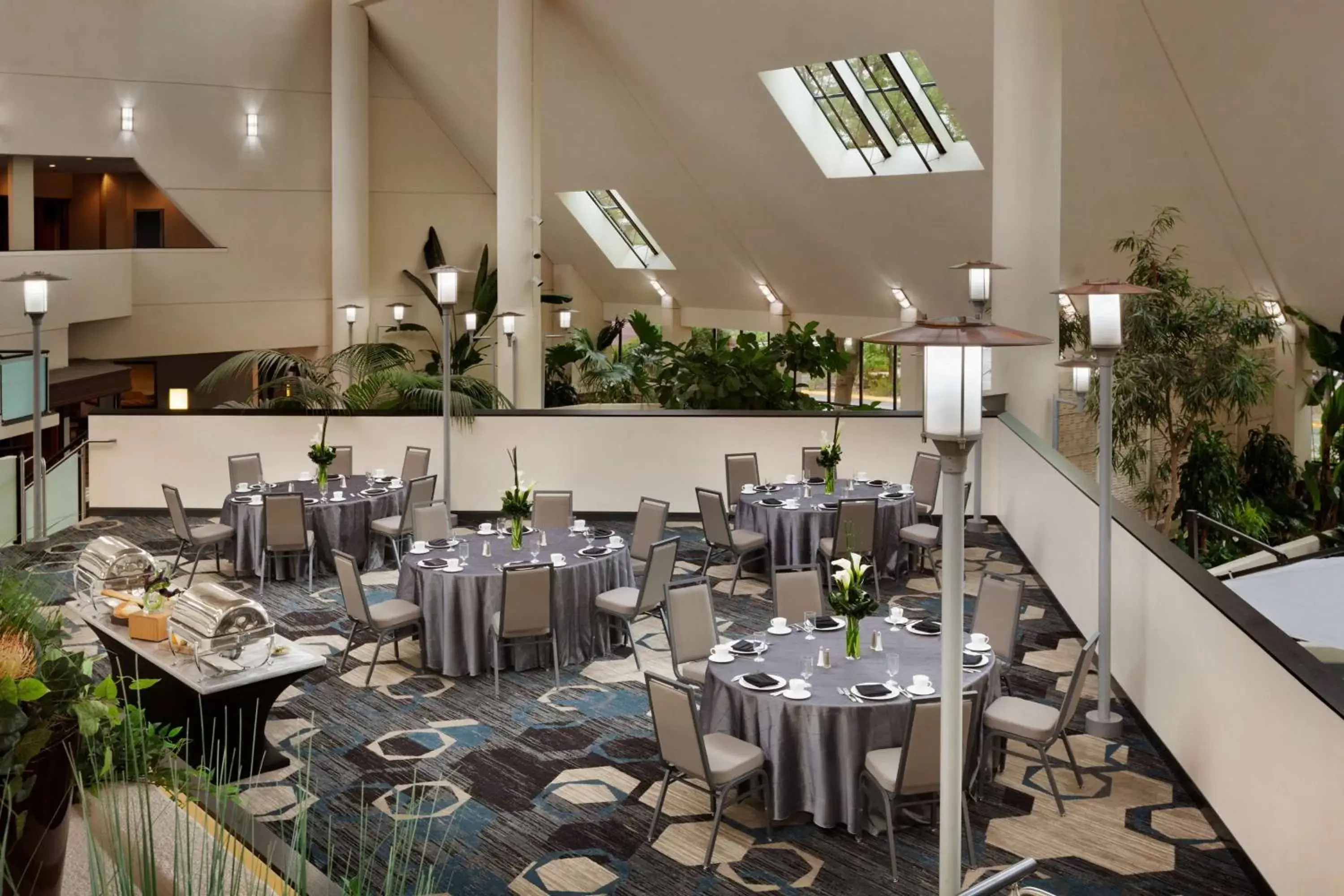 Lobby or reception, Restaurant/Places to Eat in DoubleTree by Hilton Minneapolis Park Place