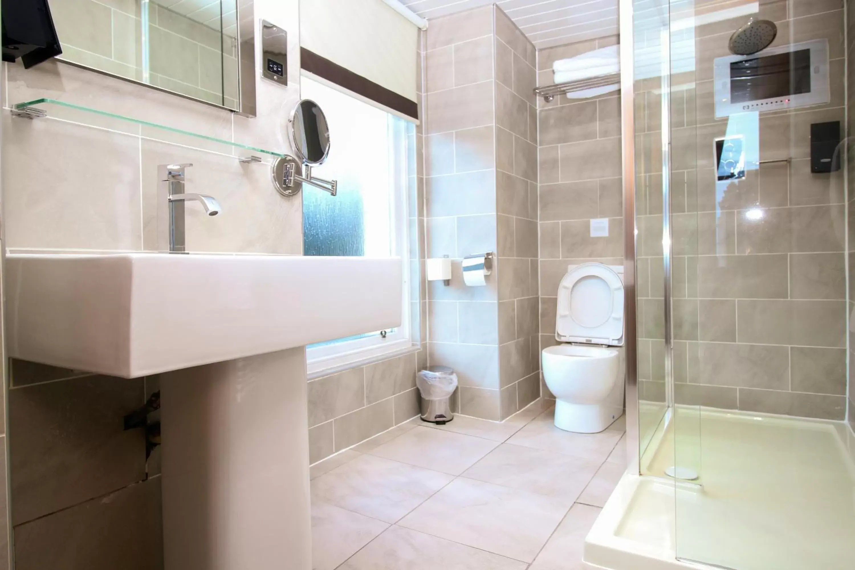 Shower, Bathroom in Kelvingrove Hotel - Sauchiehall St