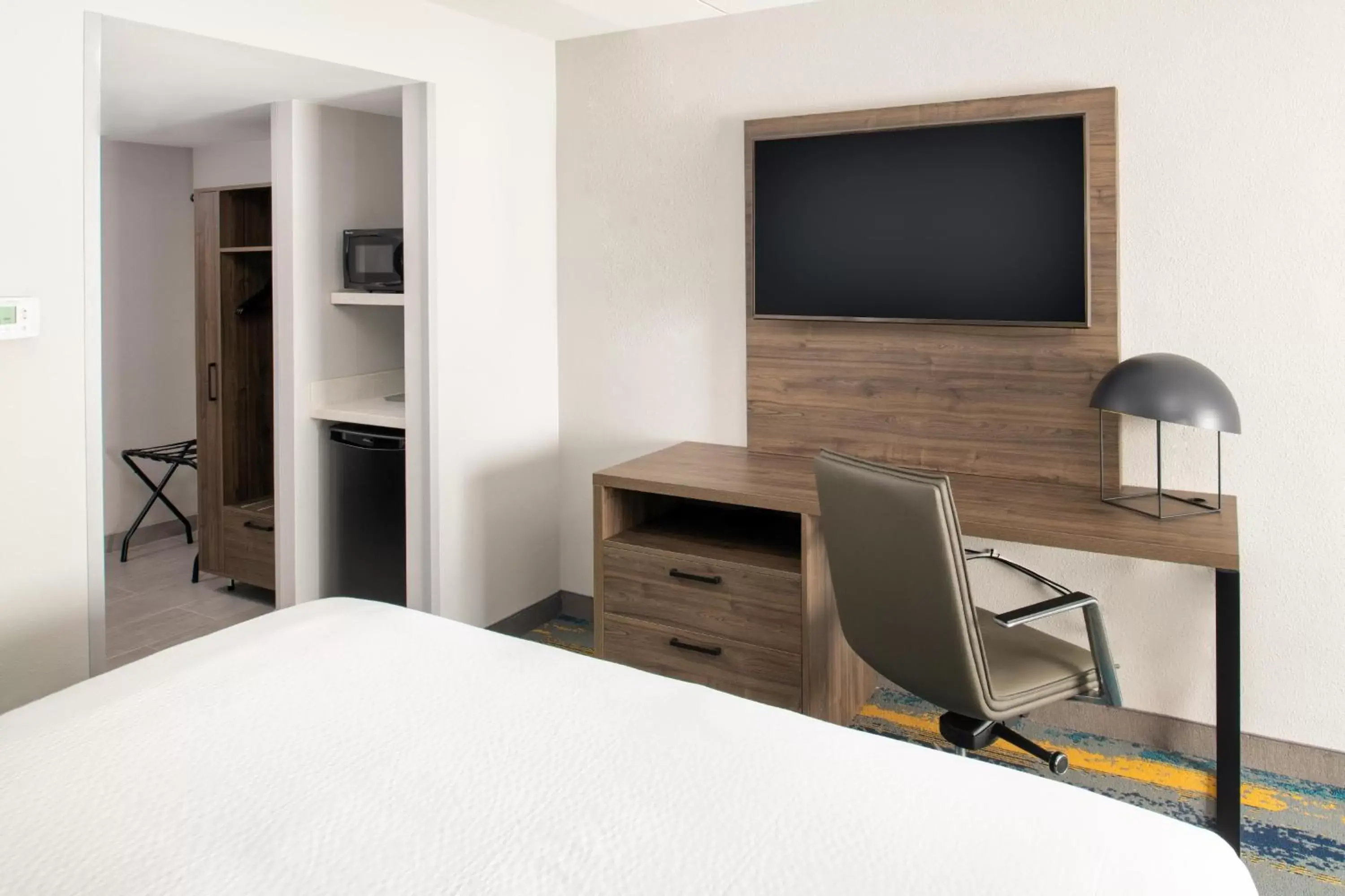 Bed, TV/Entertainment Center in La Quinta Inn & Suites by Wyndham Spokane Downtown