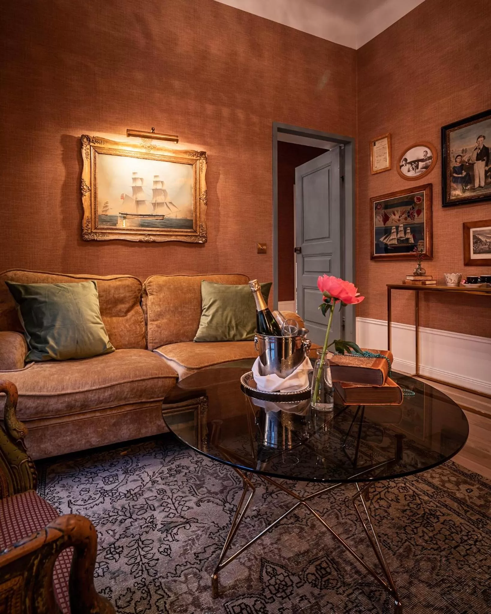 Living room in Victory Hotel