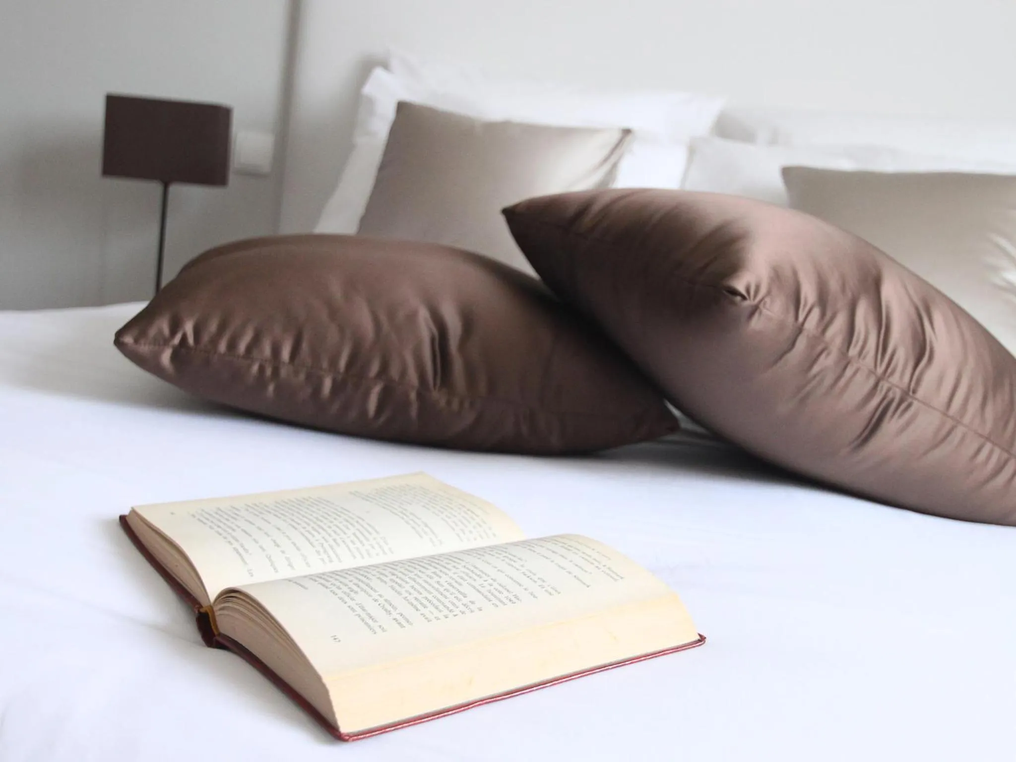 Decorative detail, Bed in Hôtel CASABELLA Cannes Mouans Sartoux