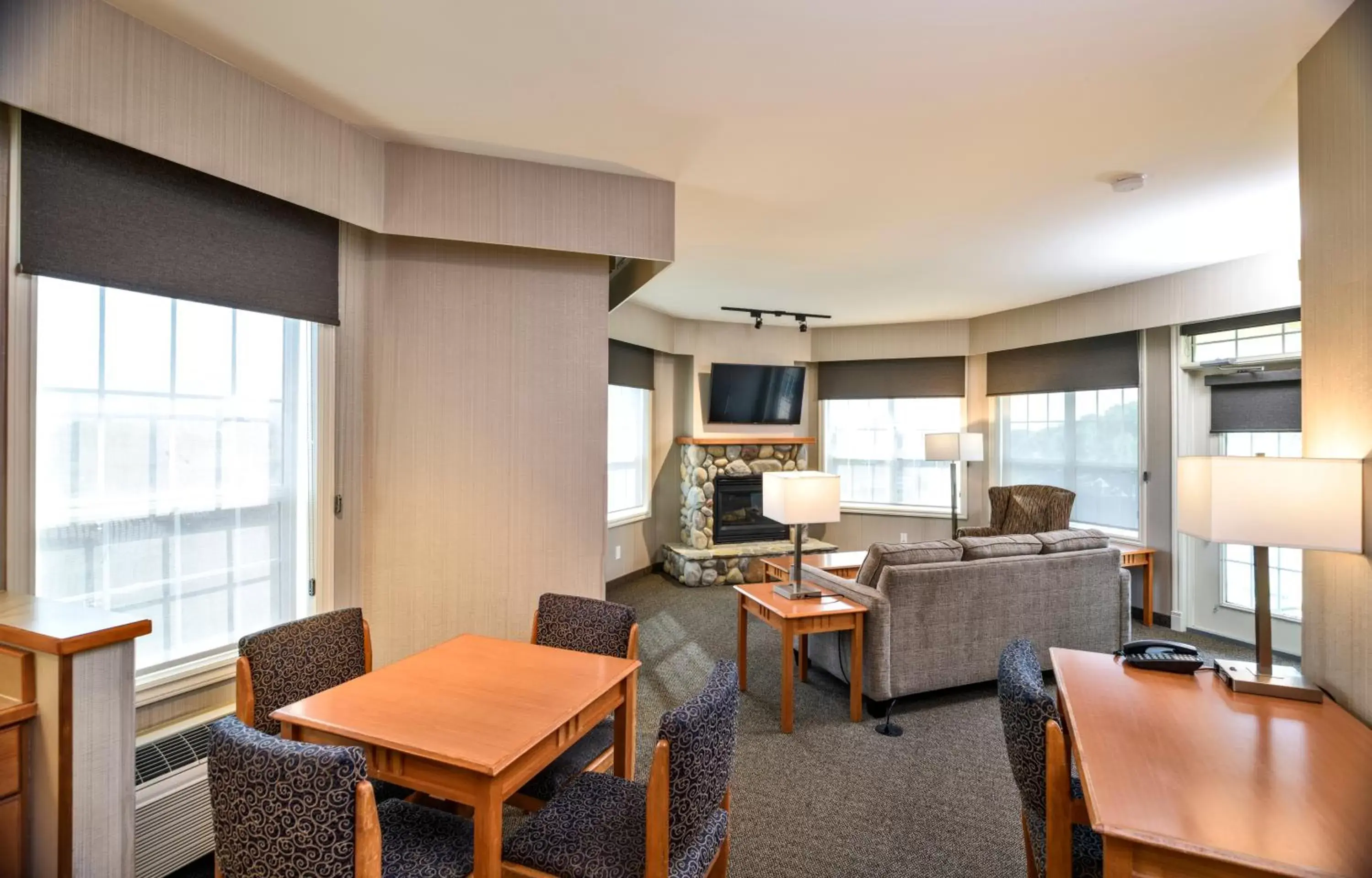 Living room, Seating Area in Ramada by Wyndham Penticton Hotel & Suites
