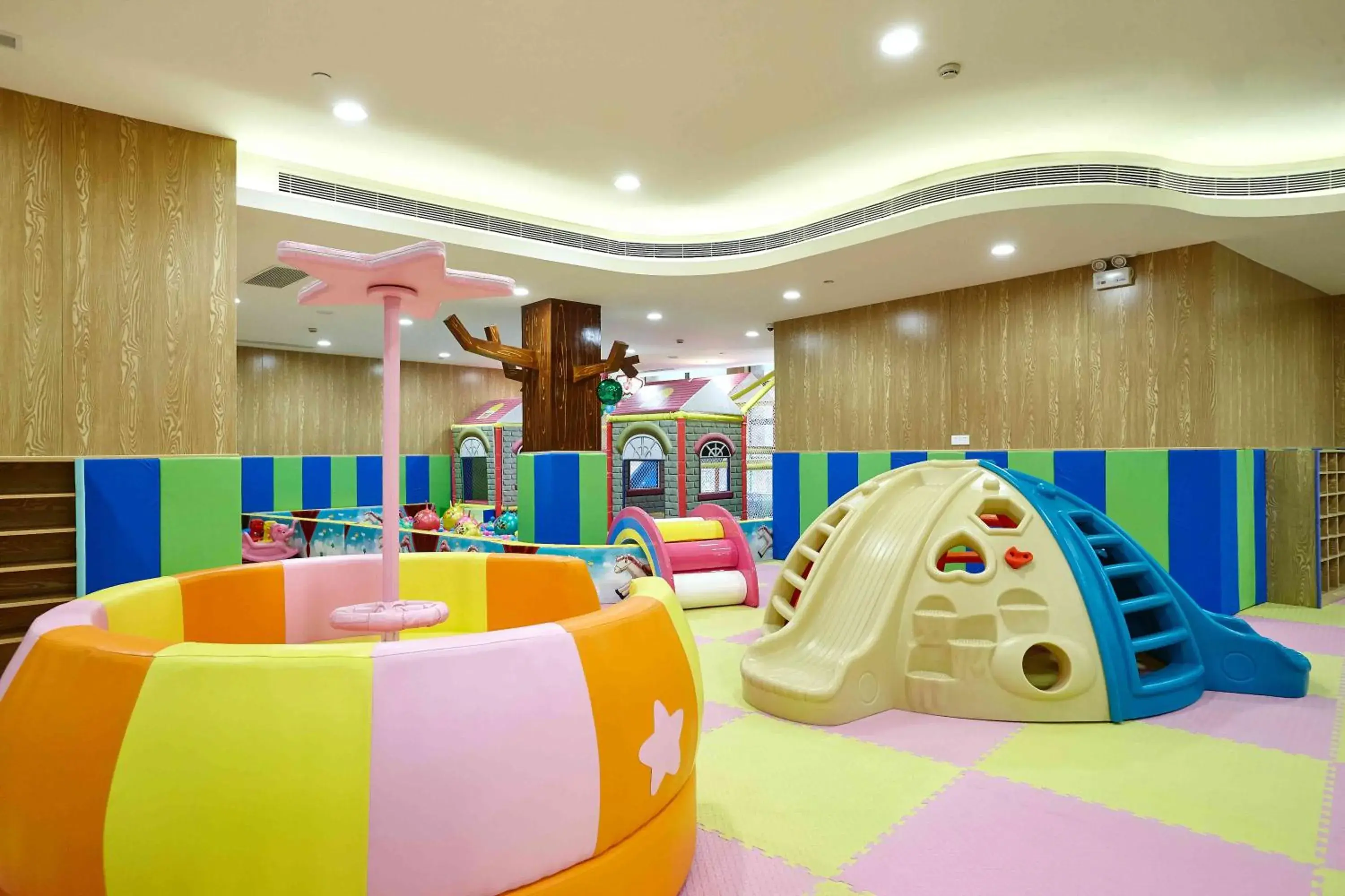 Children play ground, Kid's Club in Tongli Lakeview Hotel