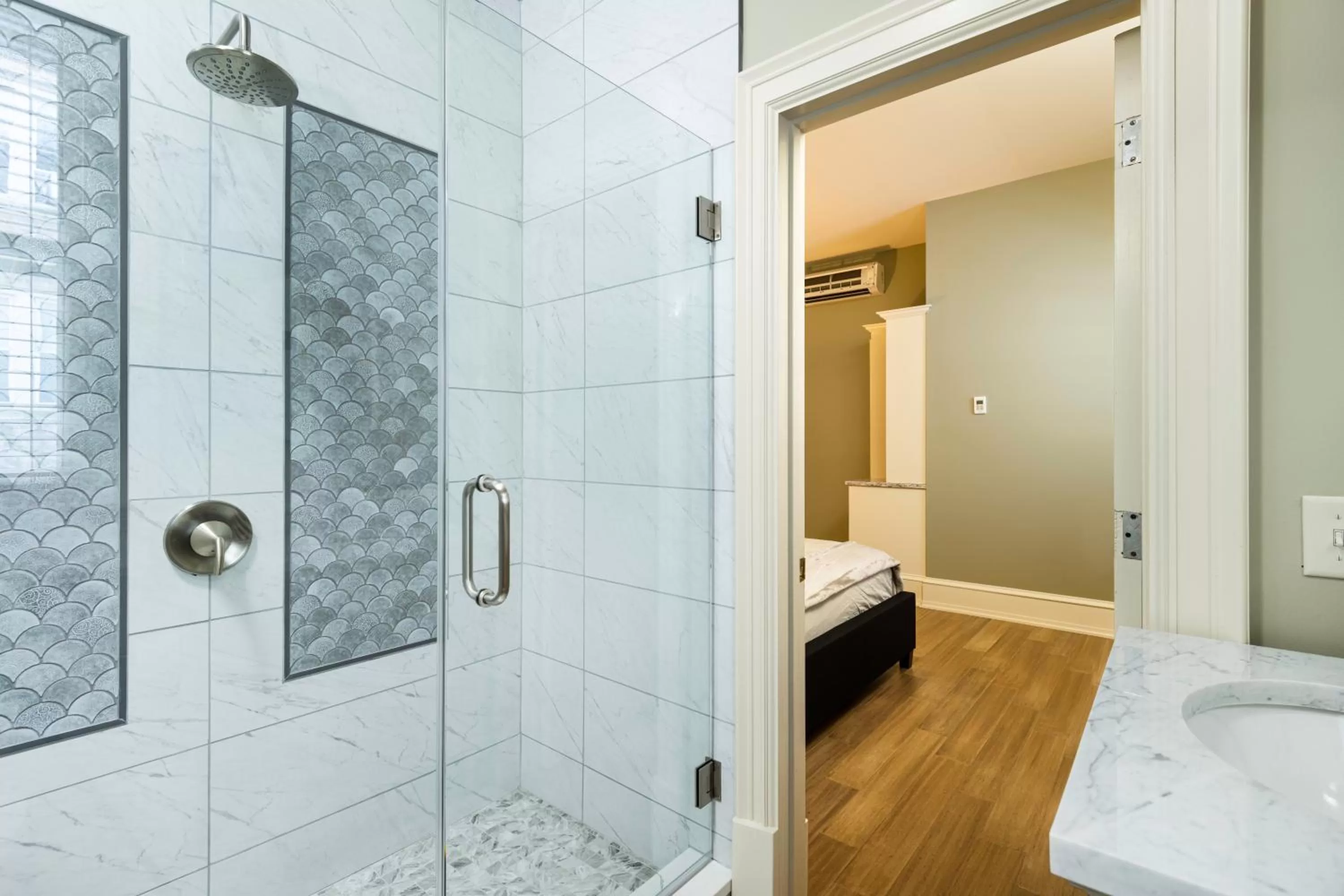 Bathroom, Bed in The Edward Buffalo