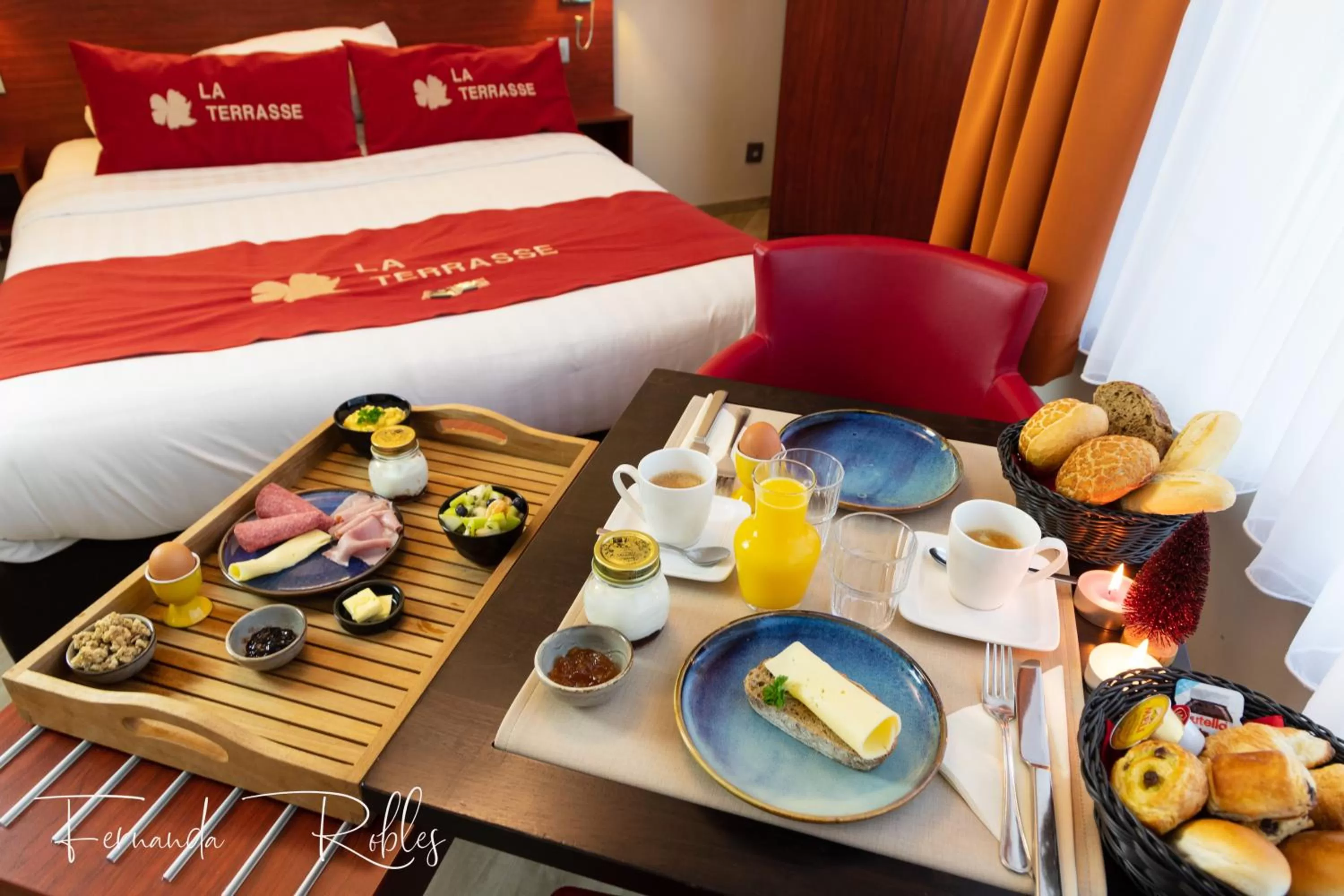 Property building, Bed in Hotel La Terrasse