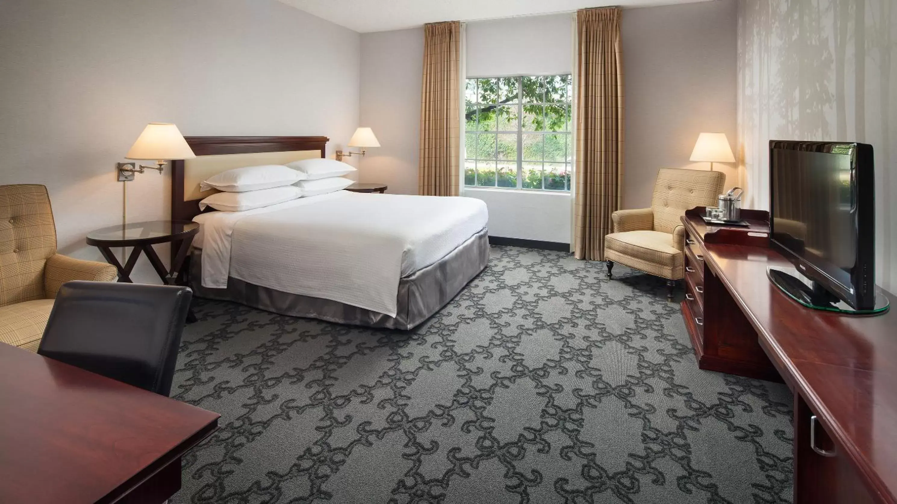 Bed in Anaheim Majestic Garden Hotel