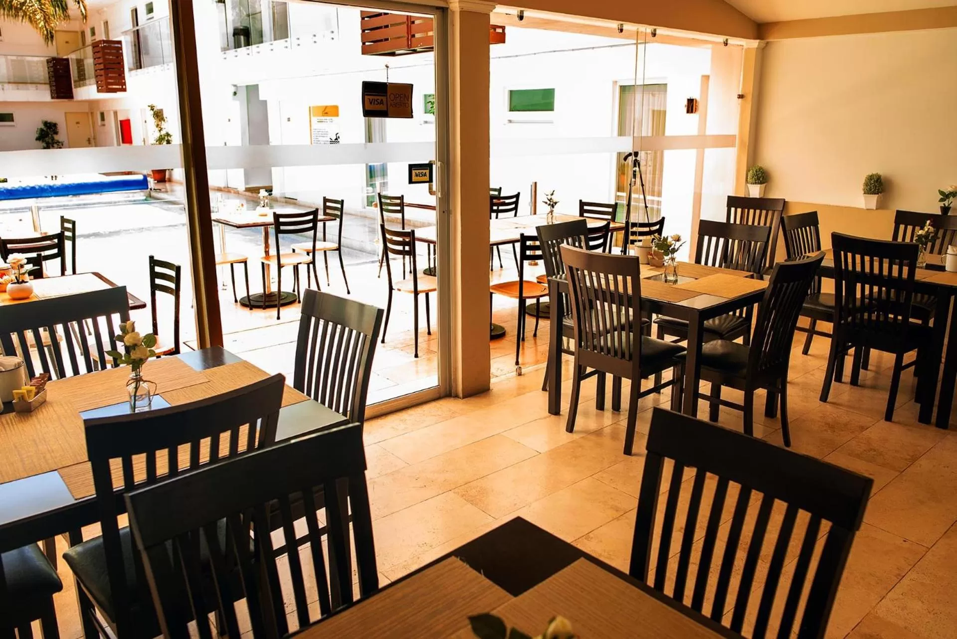 Restaurant/places to eat in Hotel St. George