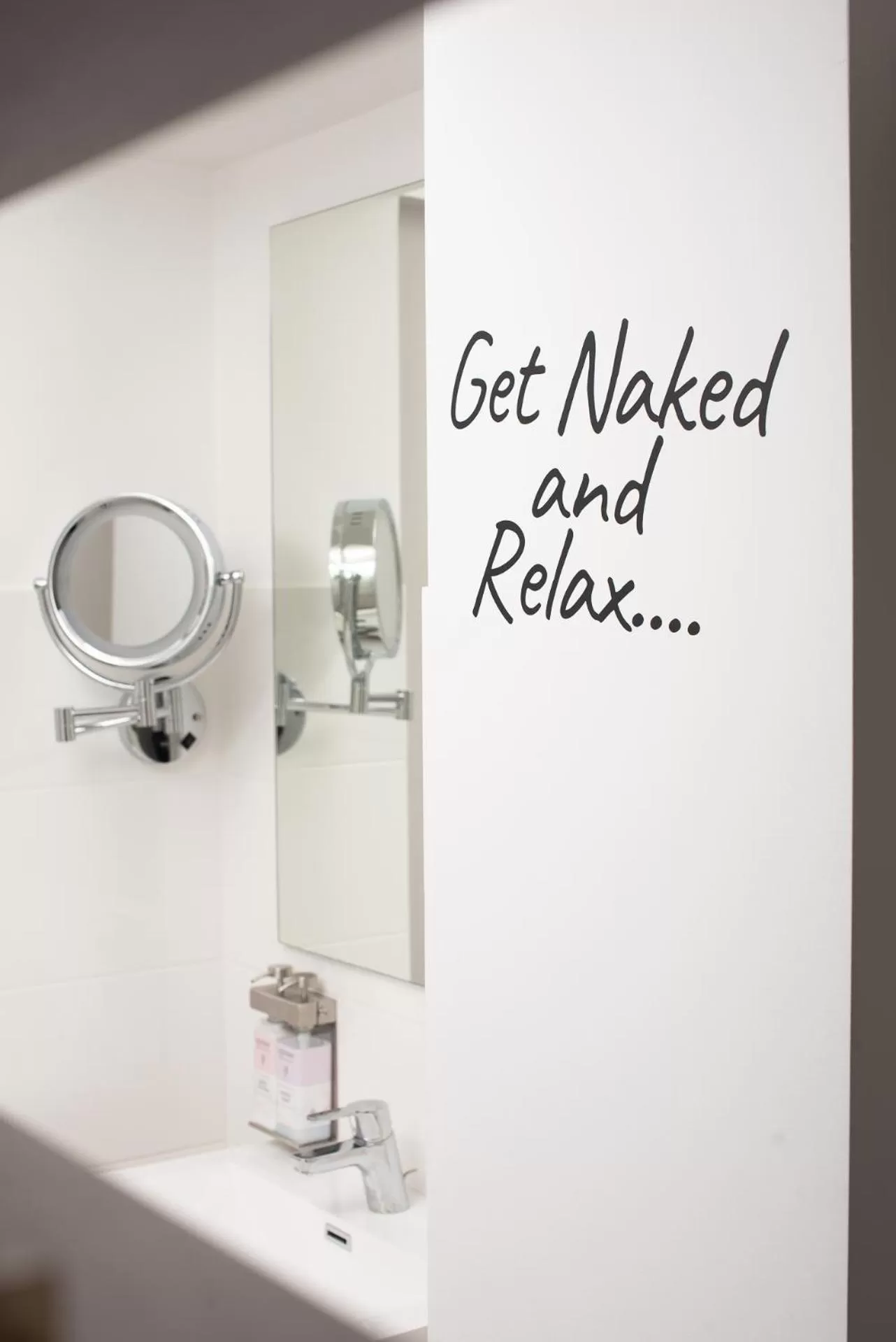 Bathroom in Thomas Albert Hotel