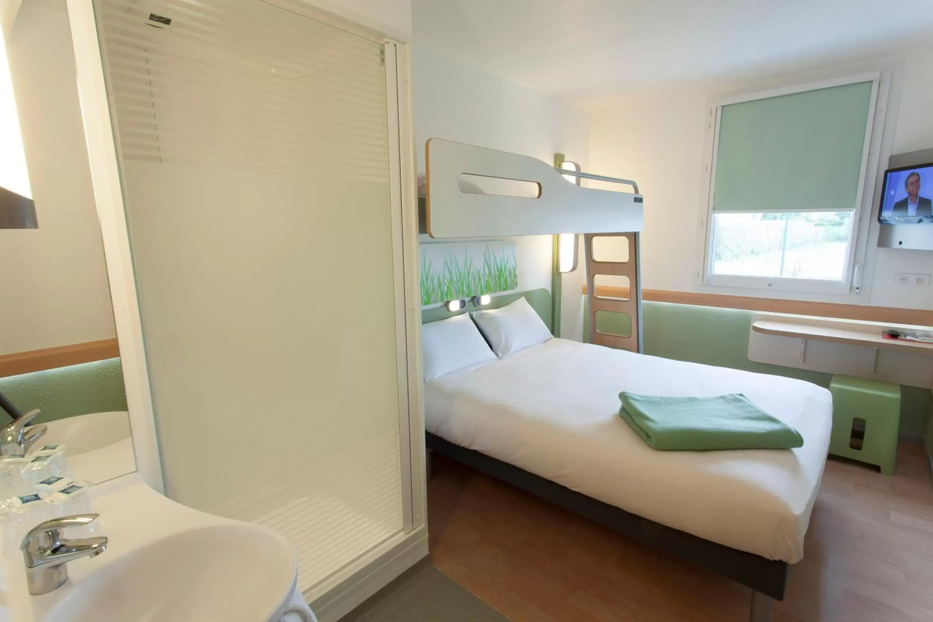 Photo of the whole room in ibis budget Cherbourg - La Glacerie