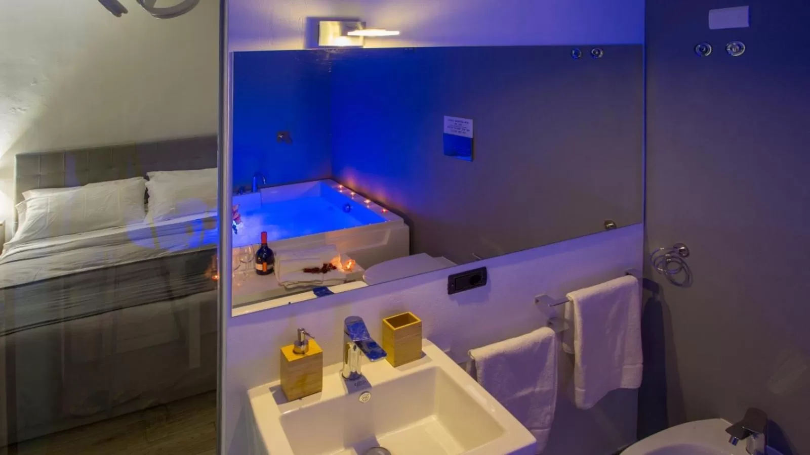 Hot Tub, Bed in ETNEA 208 LUXURY JACUZZI SUITE Catania