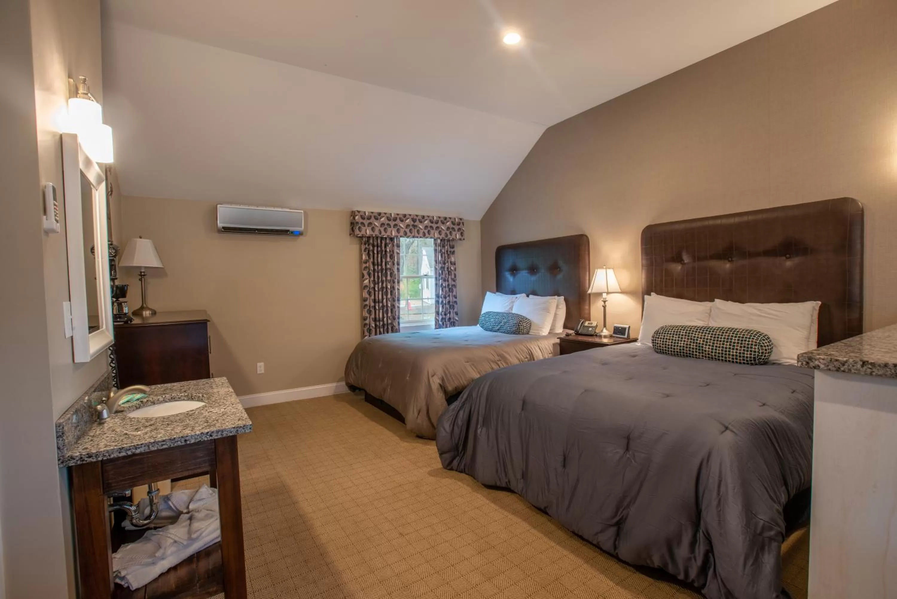 Bed in New England Inn & Lodge