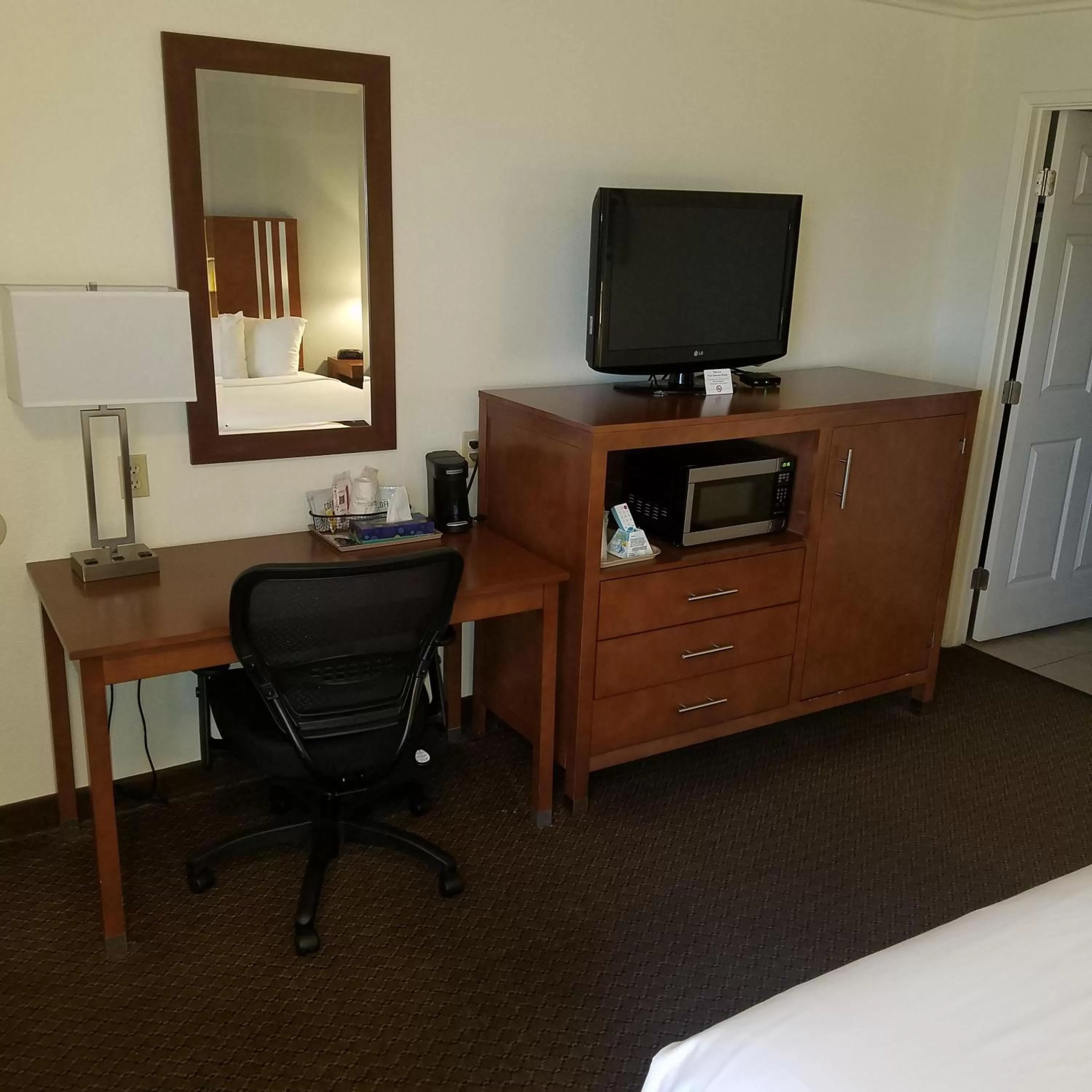 Bedroom in SureStay Hotel by Best Western Hollister