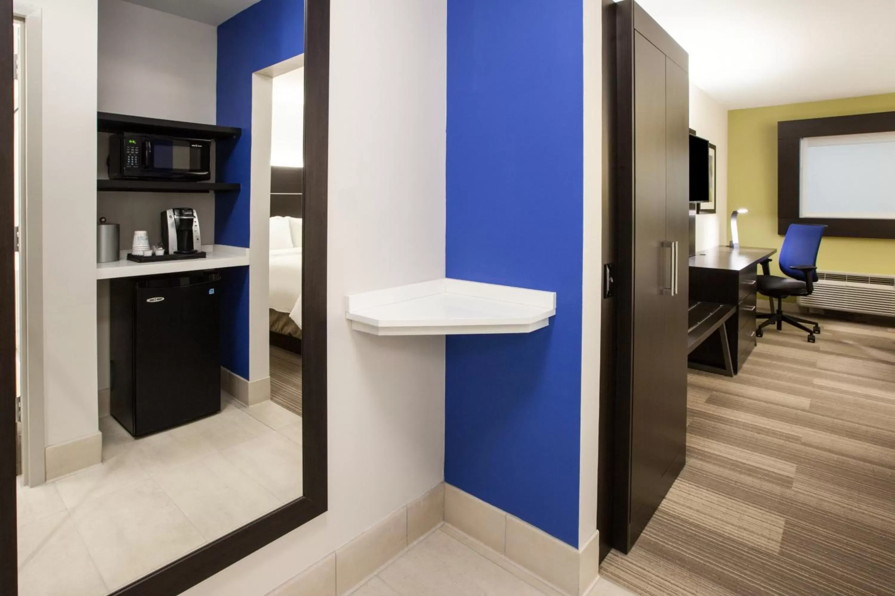 Photo of the whole room, Bathroom in Holiday Inn Express Atlanta W (I-20) Douglasville, an IHG Hotel