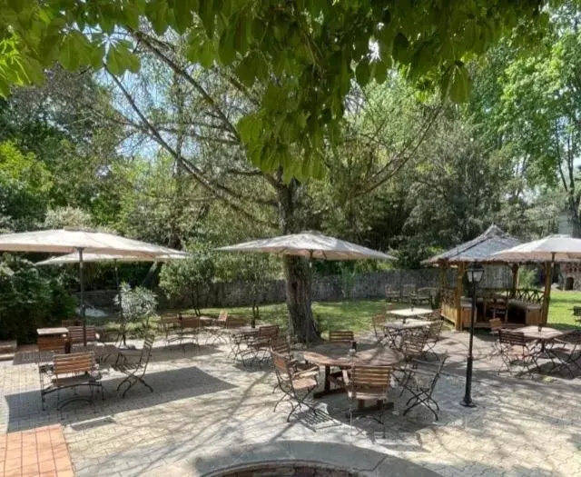 Garden in Logis Hotel Restaurant Le Domaine de la Régalière