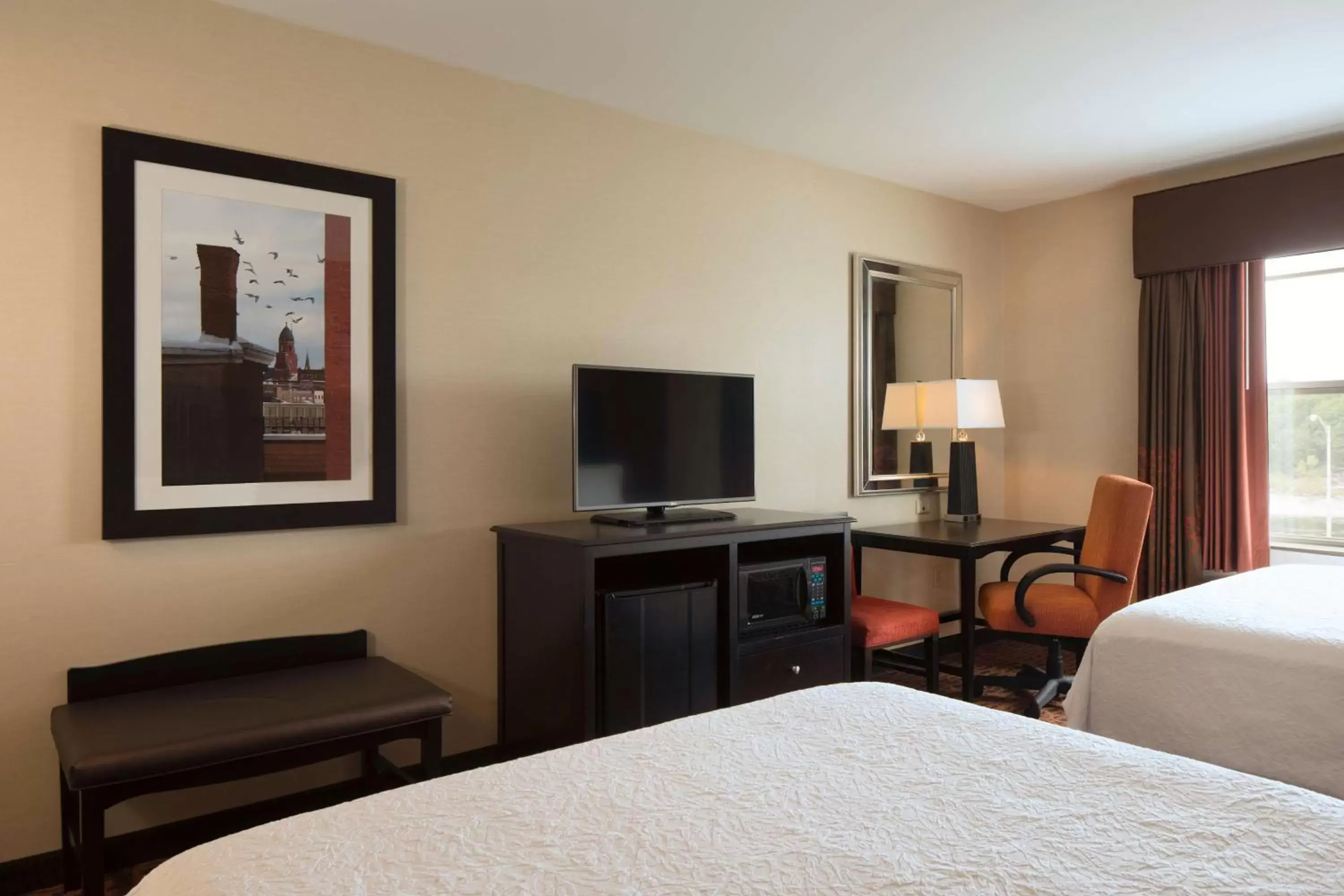 Bedroom, TV/Entertainment Center in Hampton Inn Lewiston-Auburn