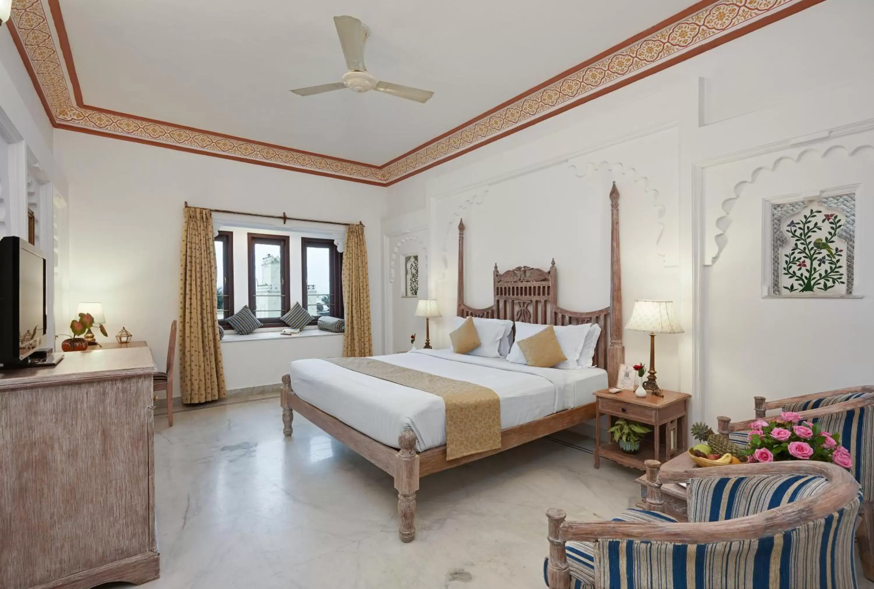 Bed in Swaroop Vilas - Lake Facing Boutique Hotel