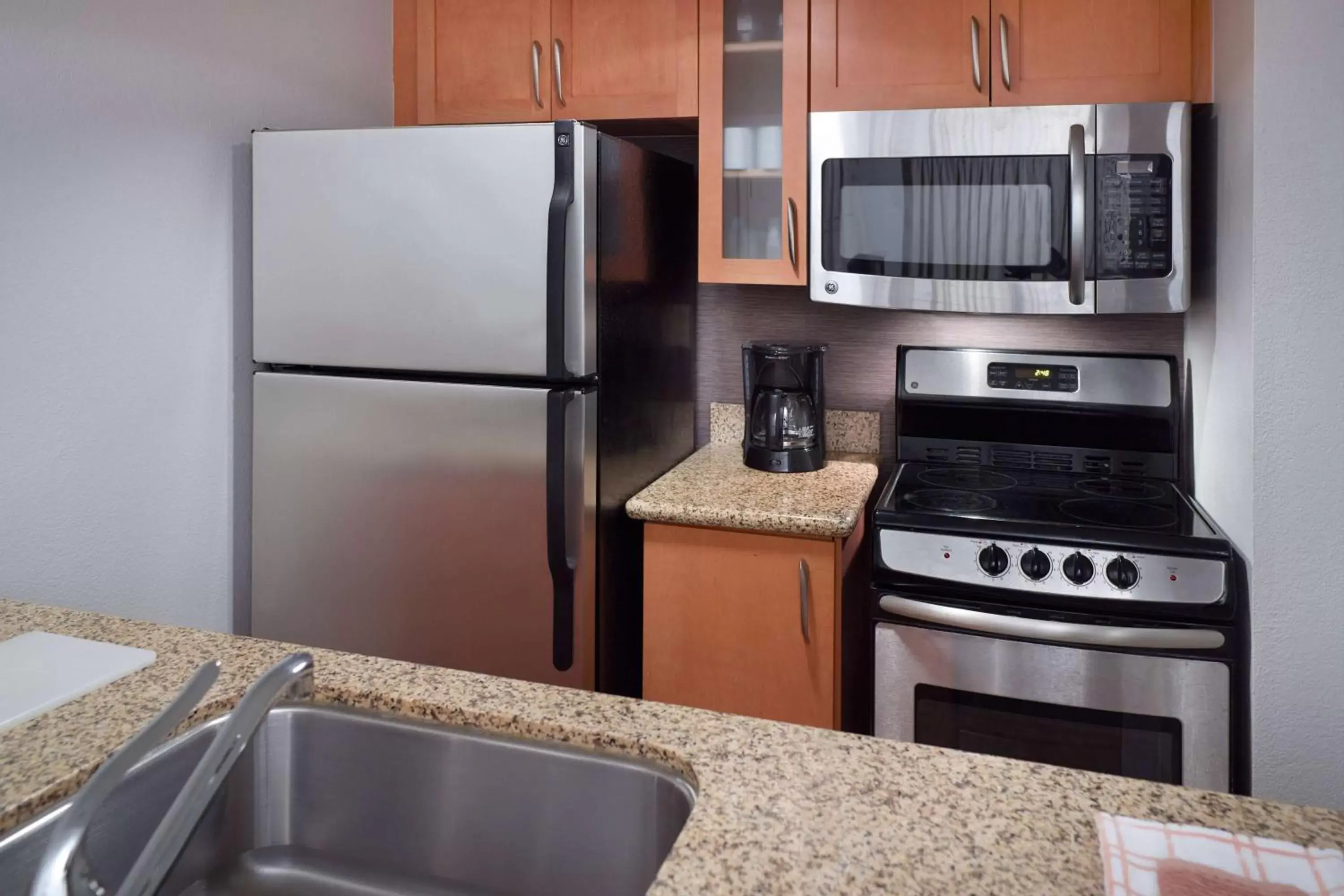 Kitchen or kitchenette, Kitchen/Kitchenette in Sonesta ES Suites Atlanta Alpharetta Windward