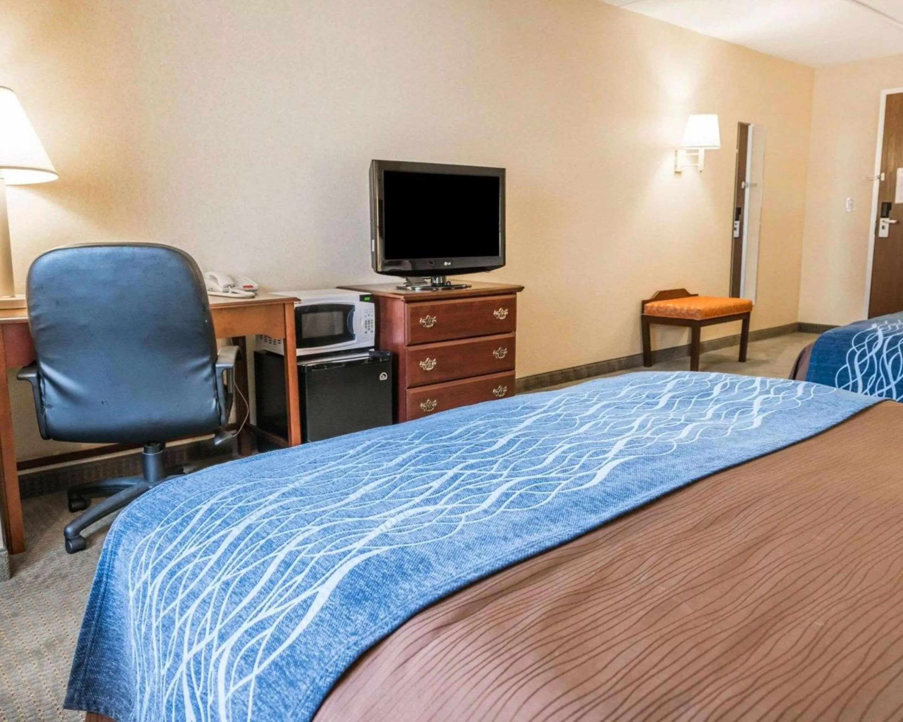 Photo of the whole room, Bed in Rodeway Inn Mercer I-80