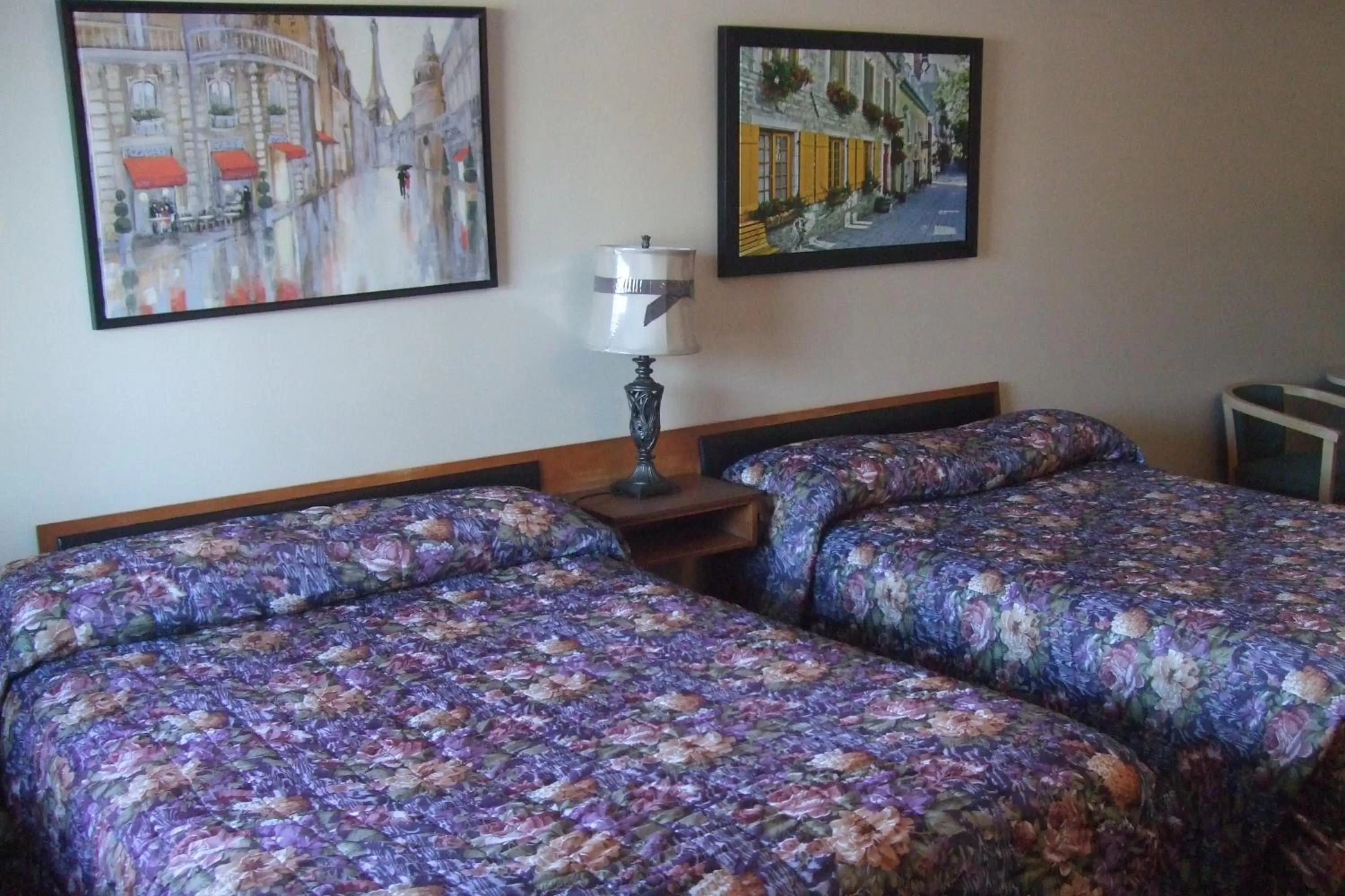 Photo of the whole room, Bed in Trailside Inn