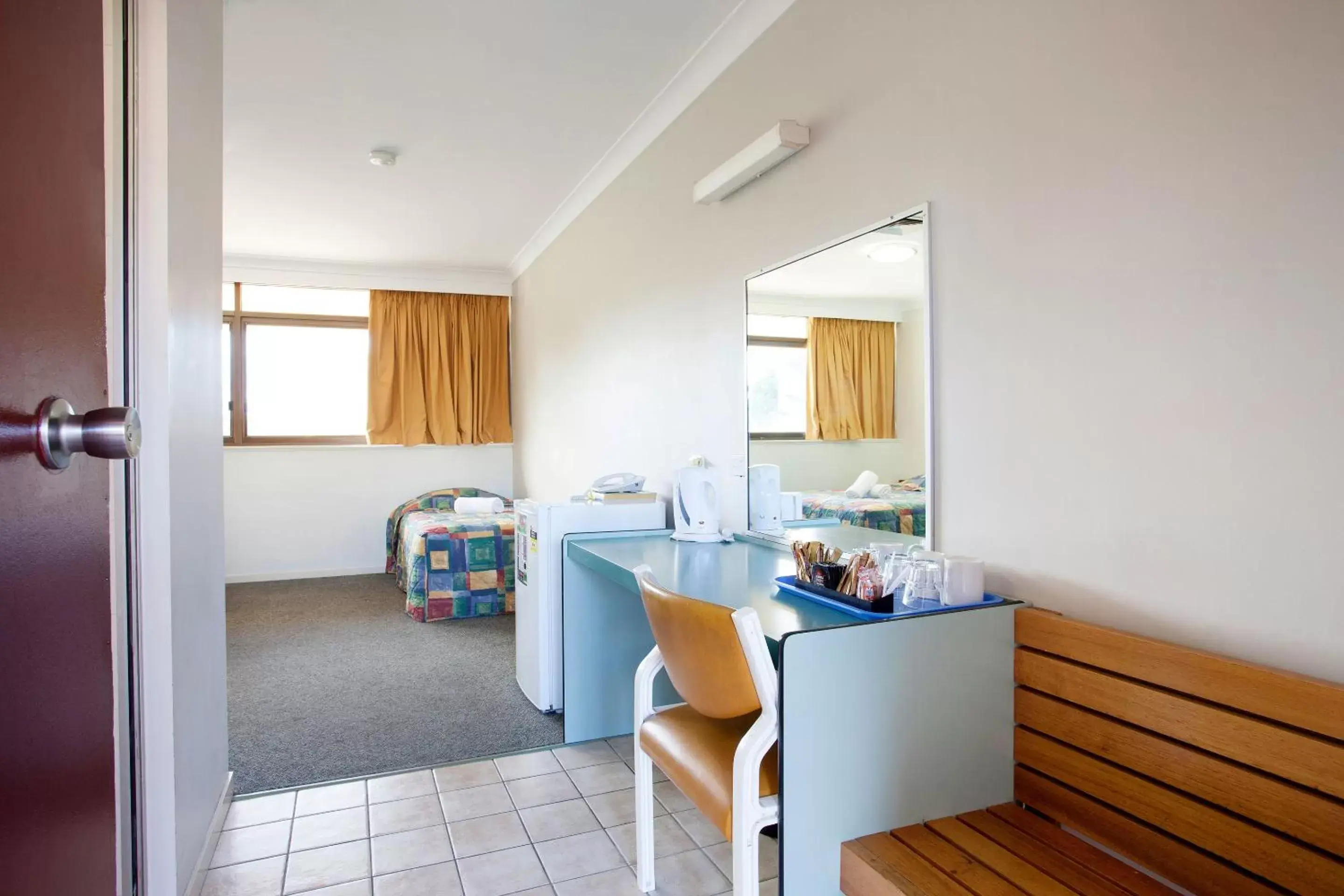 Coffee/tea facilities, Dining Area in Vale Hotel