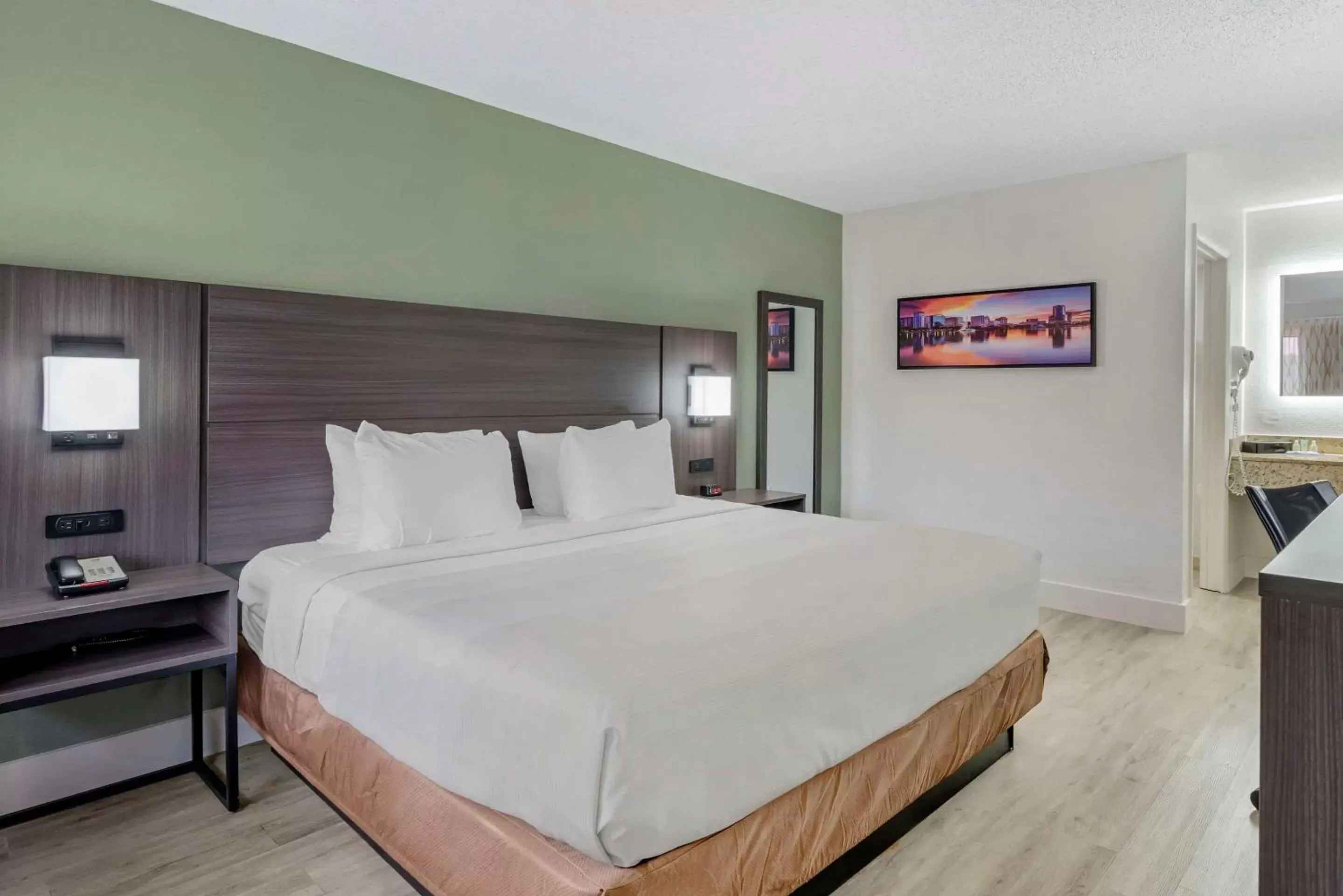 Bedroom, Bed in Days Inn & Suites by Wyndham Orlando East UCF Area