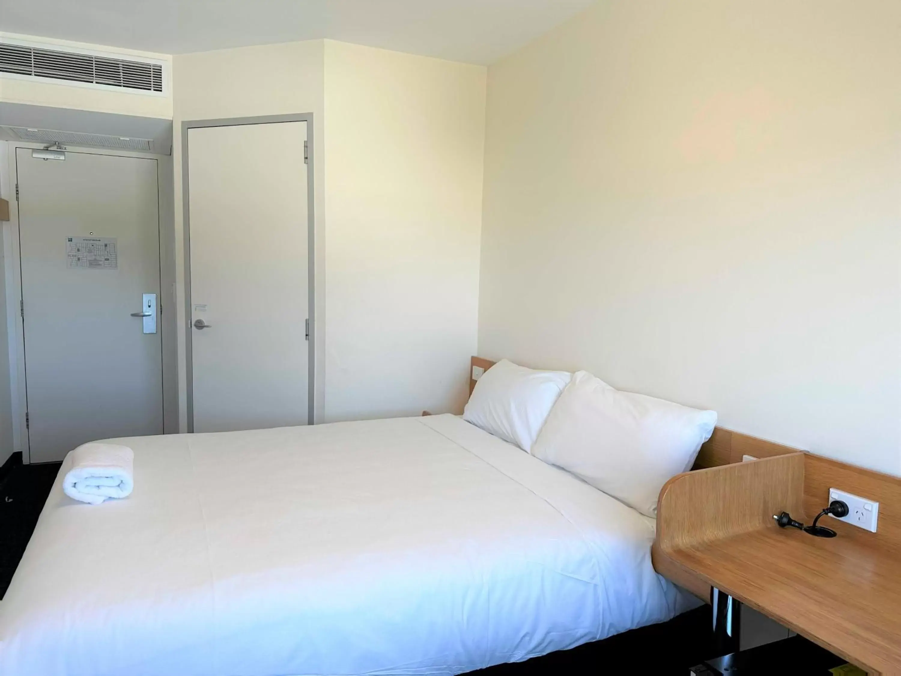 Bed in ibis budget Sydney Airport