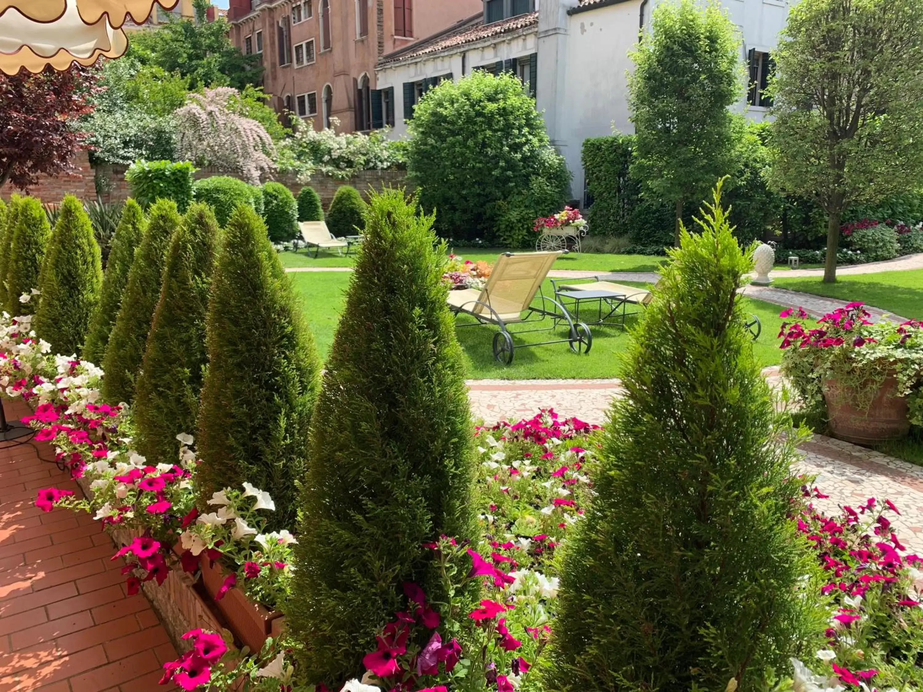 Garden in Hotel Olimpia Venice, BW Signature Collection