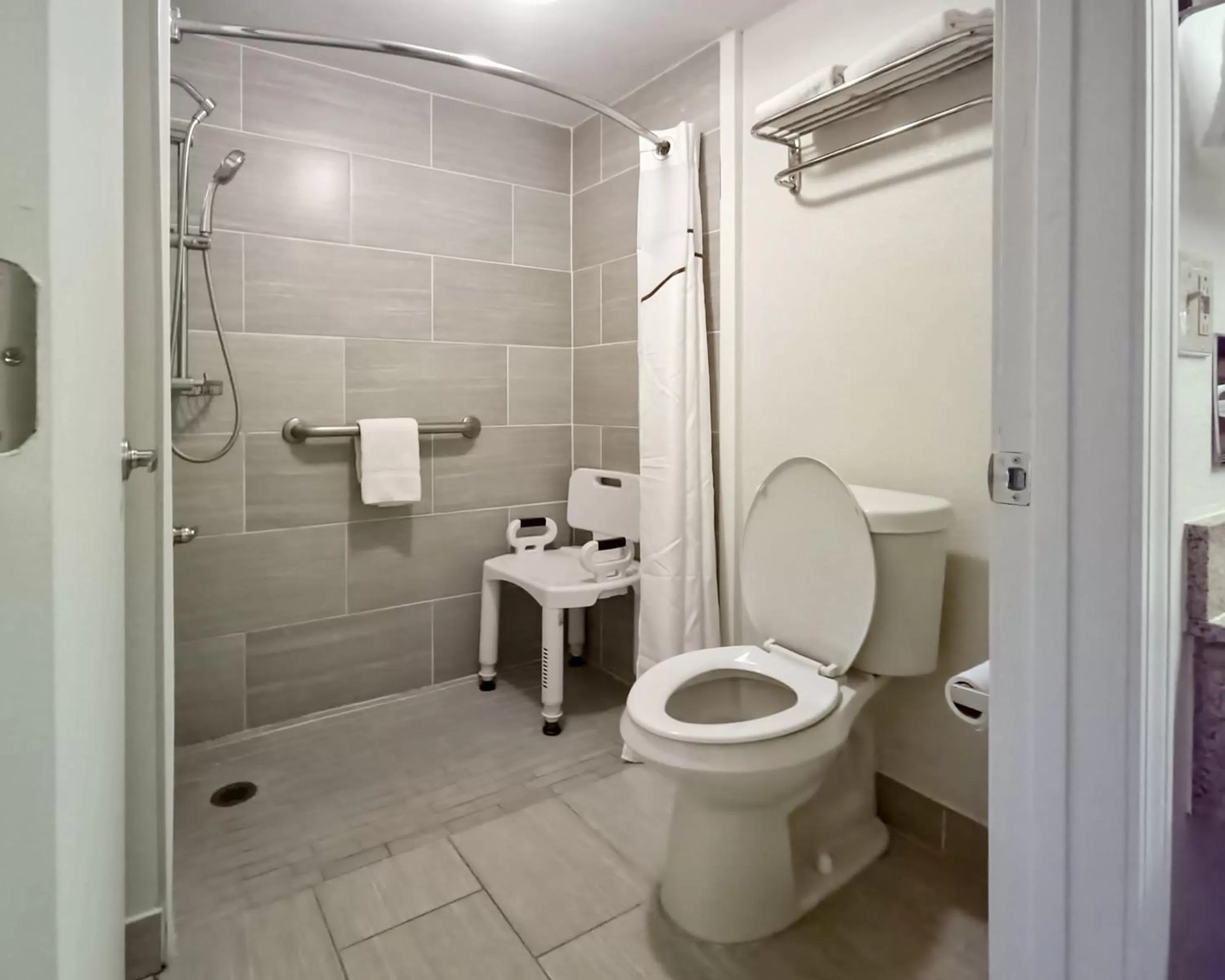 Bathroom in Red Roof Inn Tallahassee East