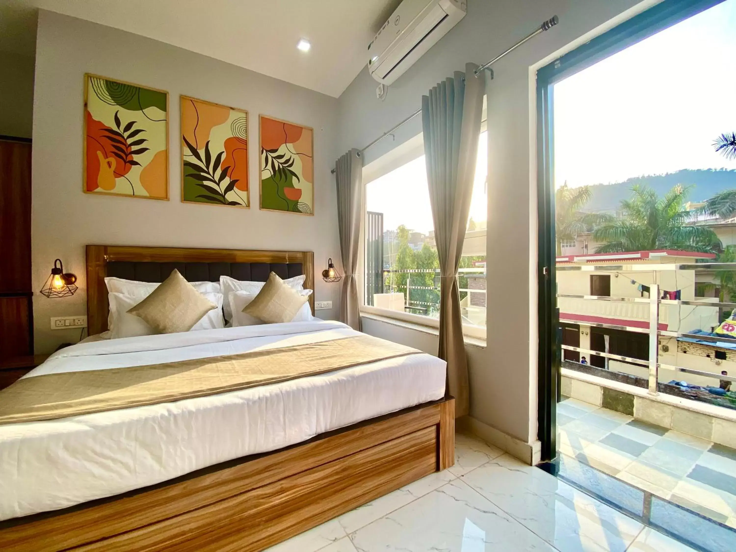 View (from property/room), Bed in Hotel Wraveler Inn Rishikesh