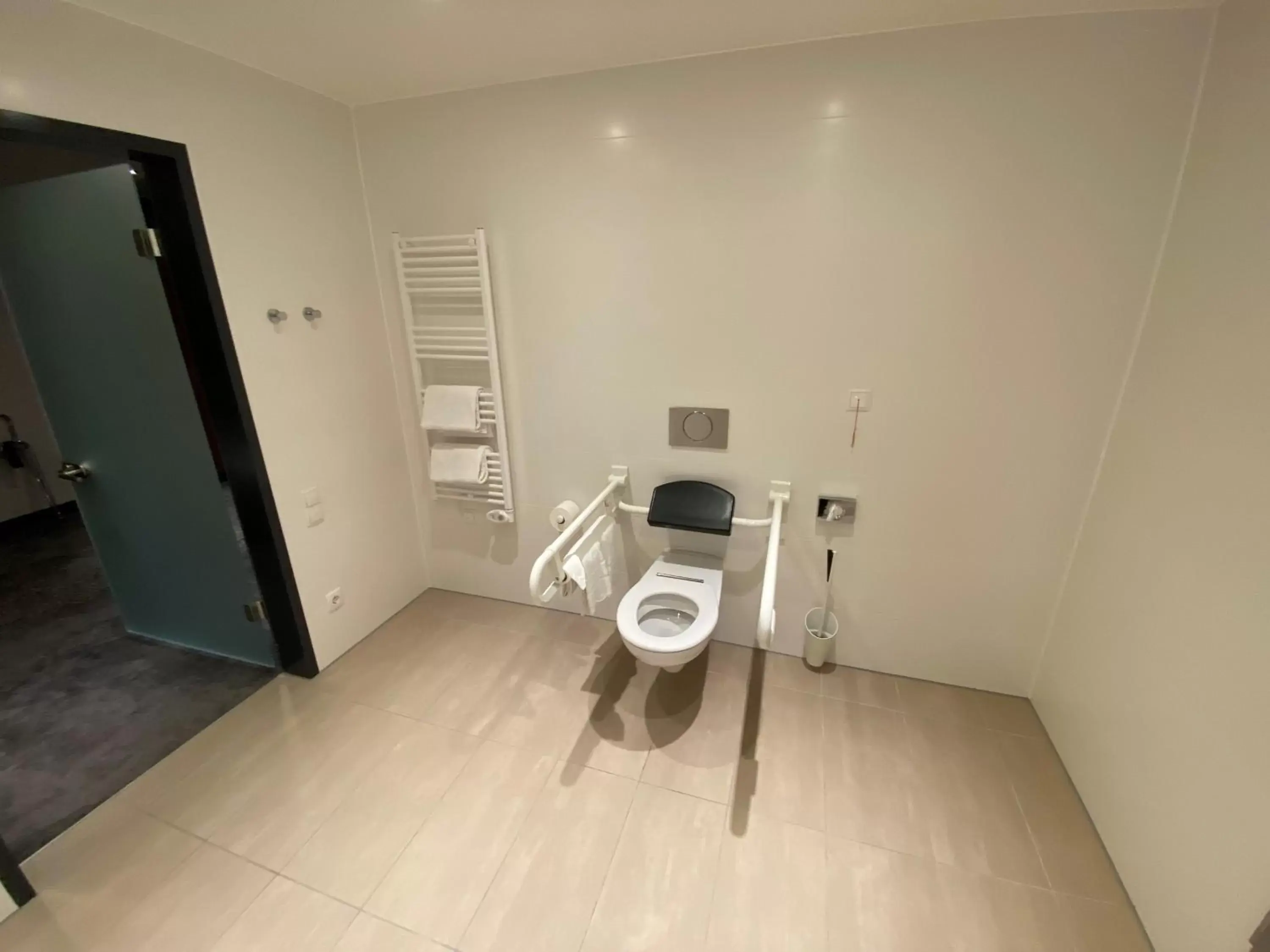 Toilet, Bathroom in elaya hotel munich city ehemals Arthotel ANA Diva