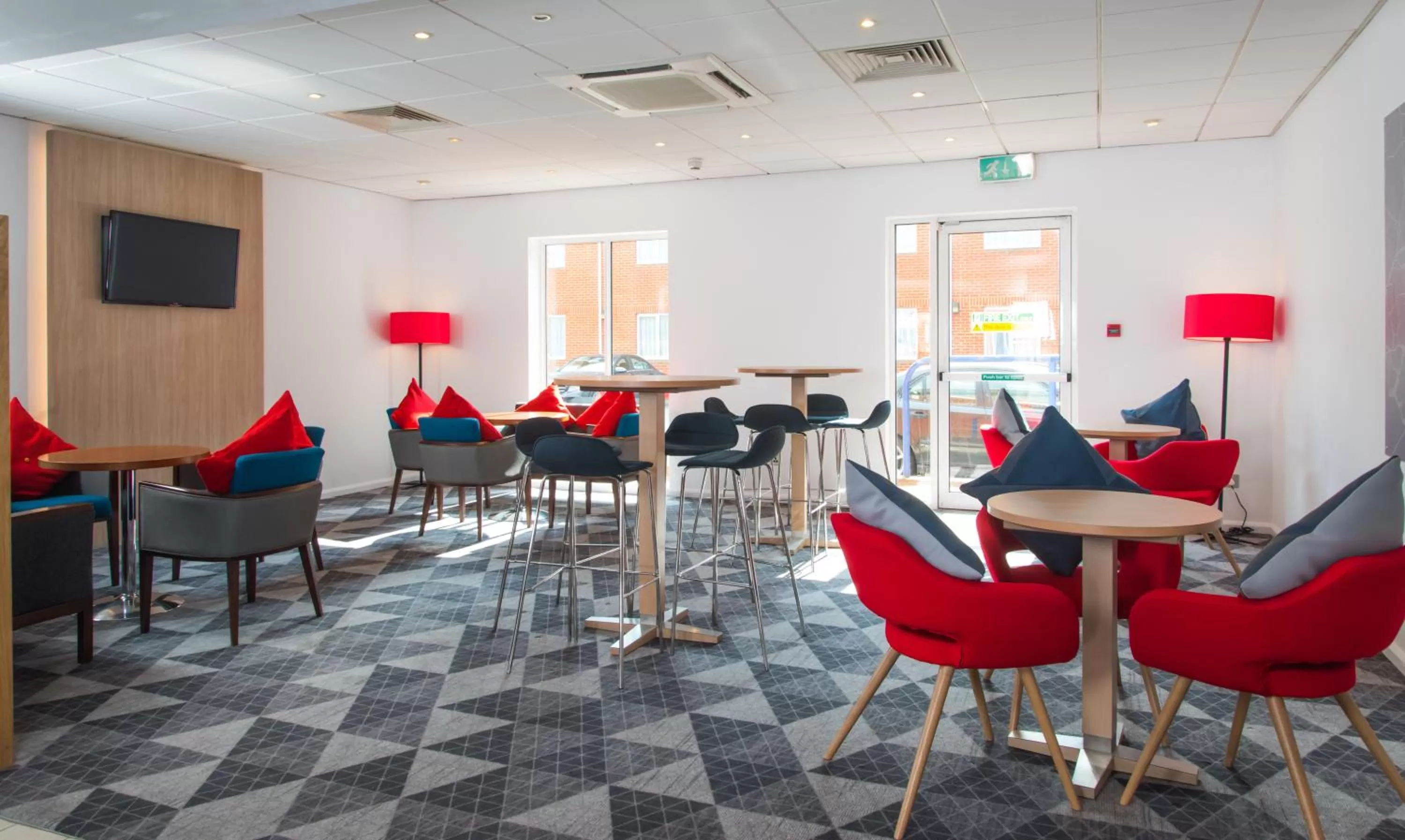 Restaurant/places to eat in Holiday Inn Express Southampton West by IHG