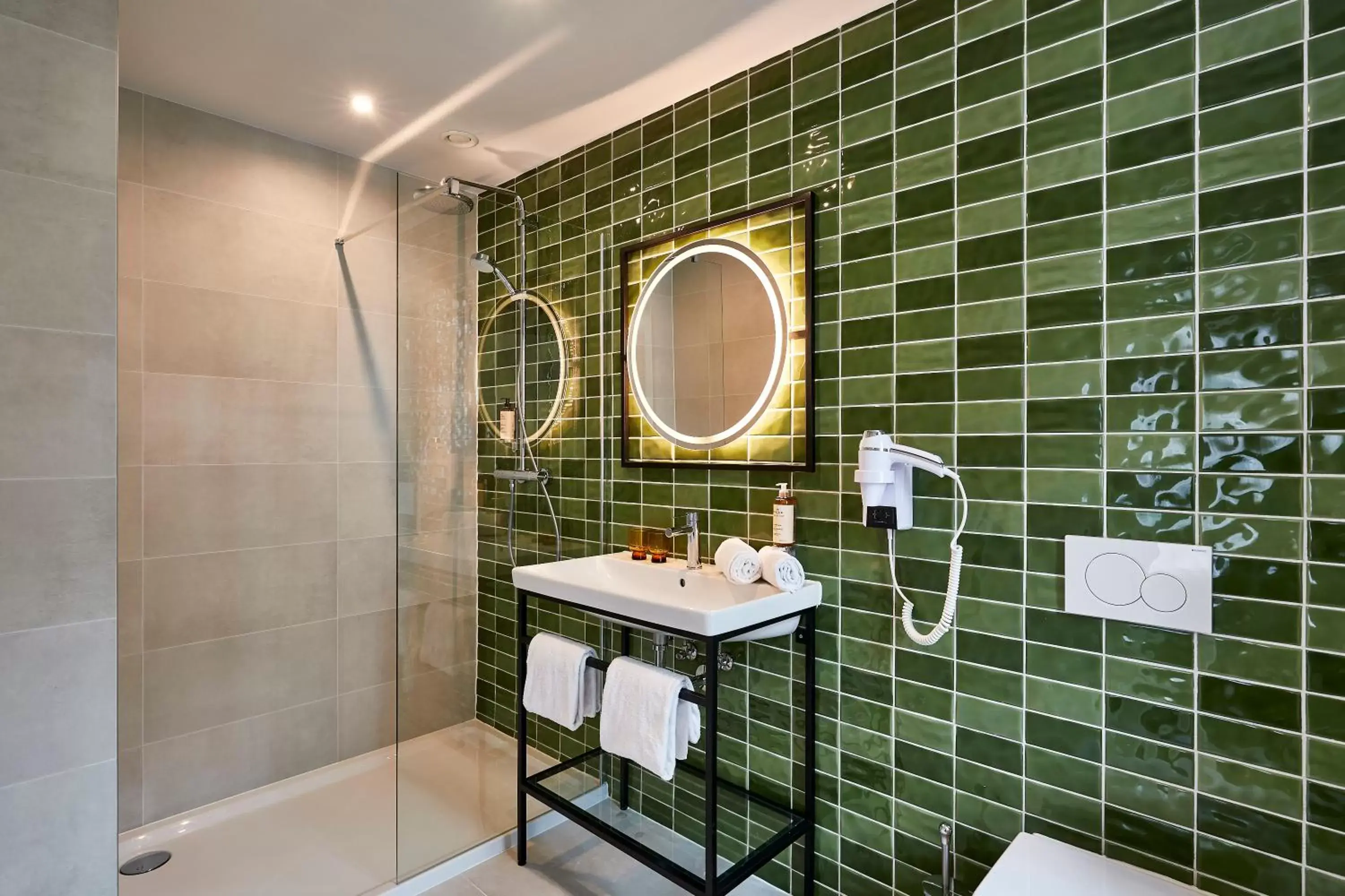 Shower, Bathroom in Urban Yard Hotel
