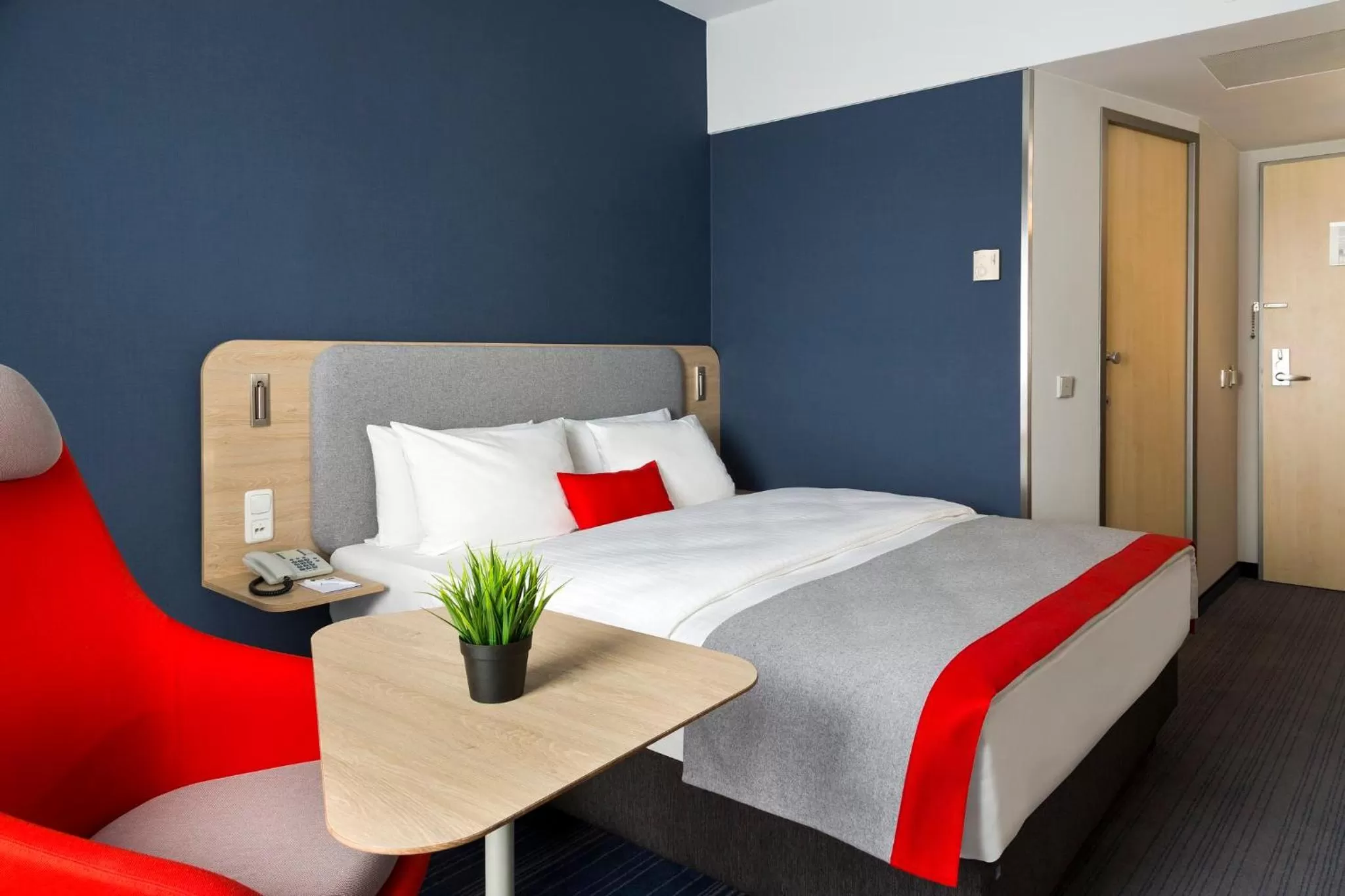 Photo of the whole room, Bed in Holiday Inn Express Frankfurt Messe by IHG