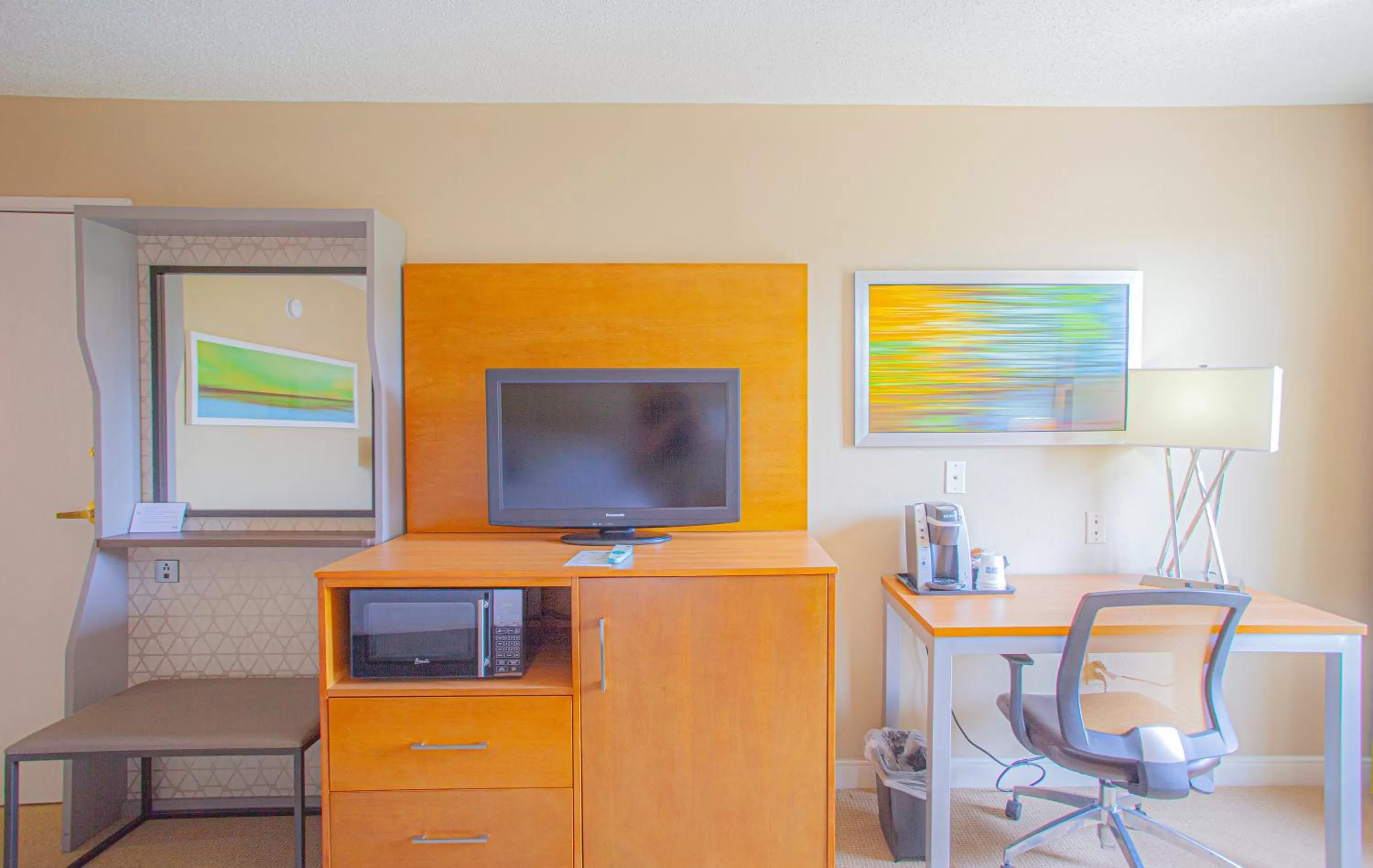 TV and multimedia in Holiday Inn & Suites Spring - The Woodlands