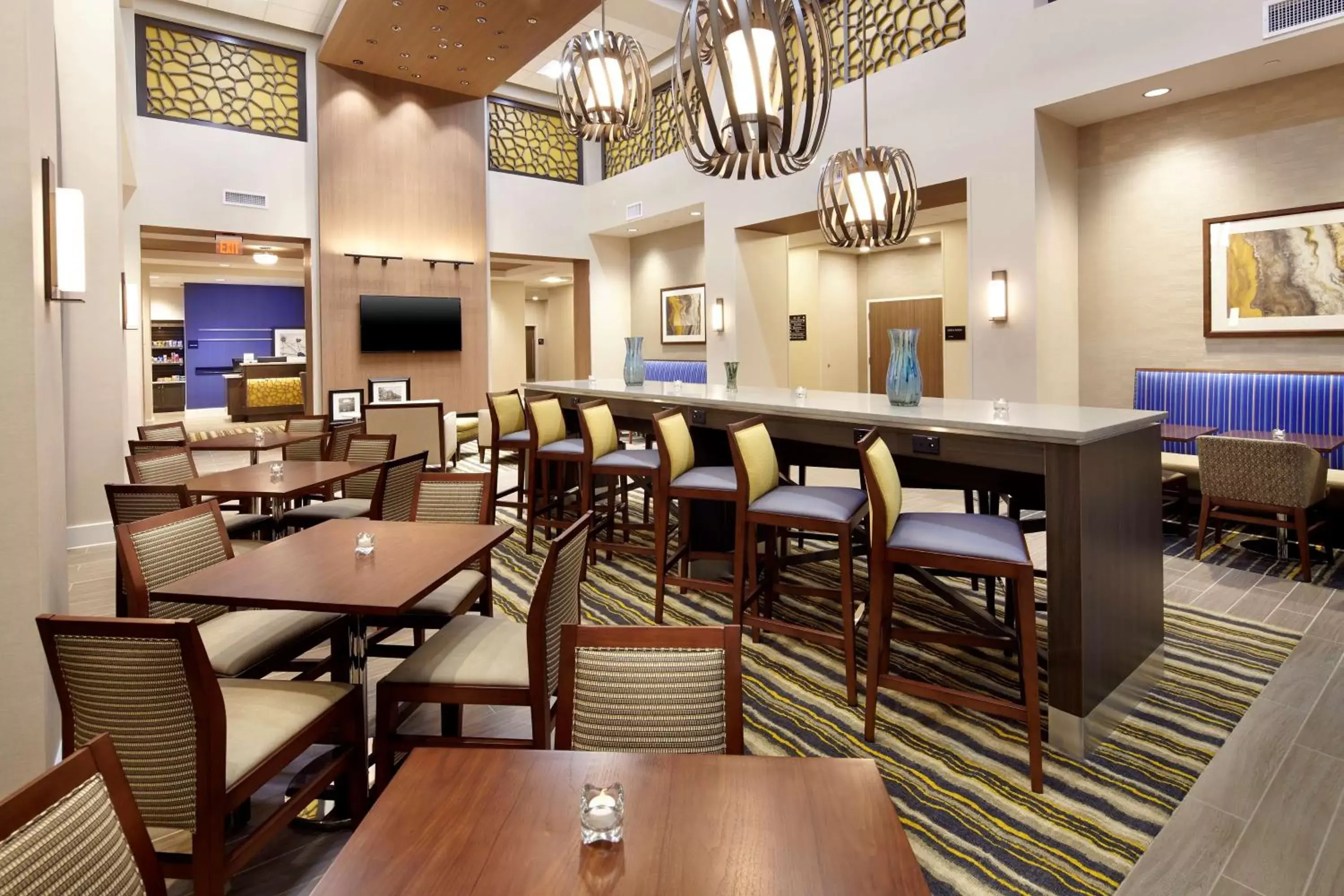 Lobby or reception, Restaurant/Places to Eat in Hampton Inn & Suites Pittsburgh Airport South/Settlers Ridge