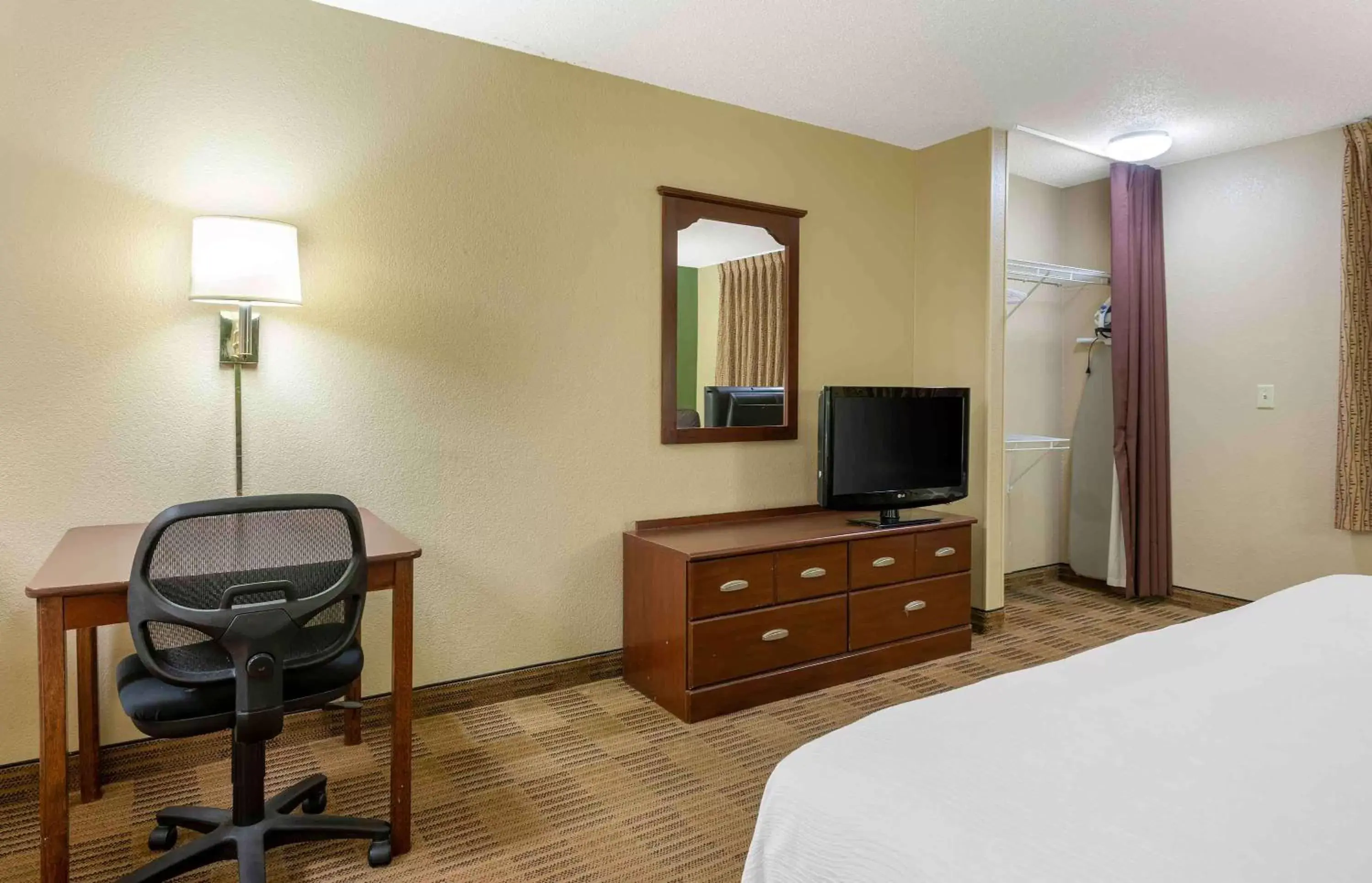 Bedroom, TV/Entertainment Center in Extended Stay America Suites - Chicago - Schaumburg - I-90