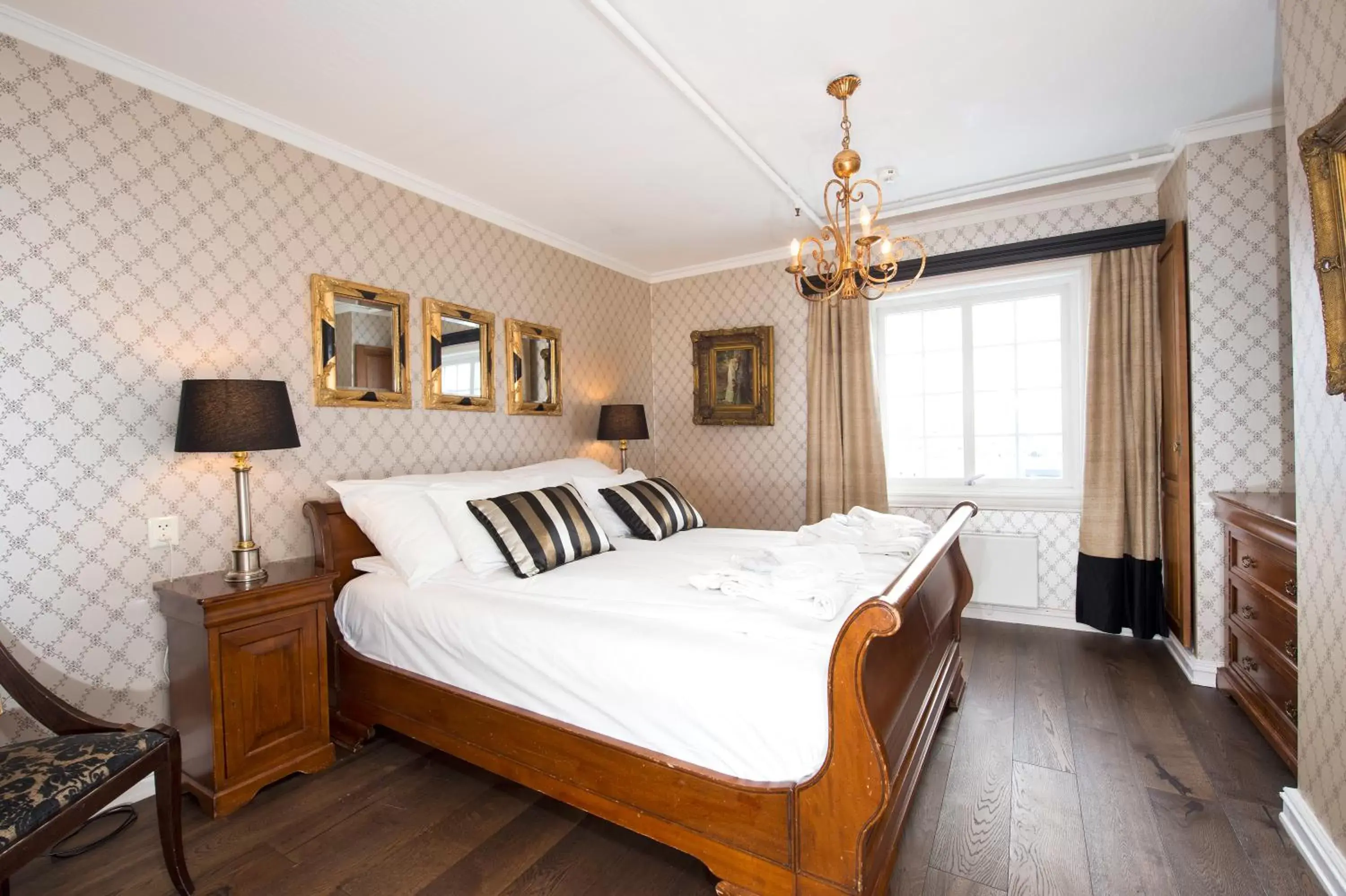 Bedroom, Bed in Dr. Holms Hotel