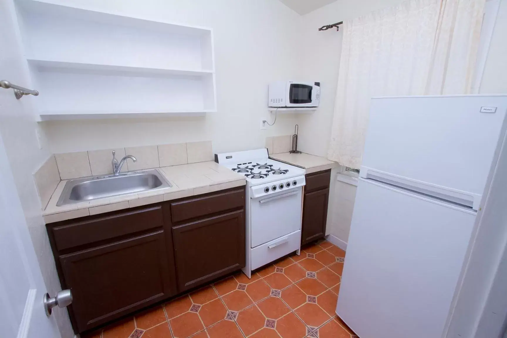 Kitchen/Kitchenette in Mission Bell Motel