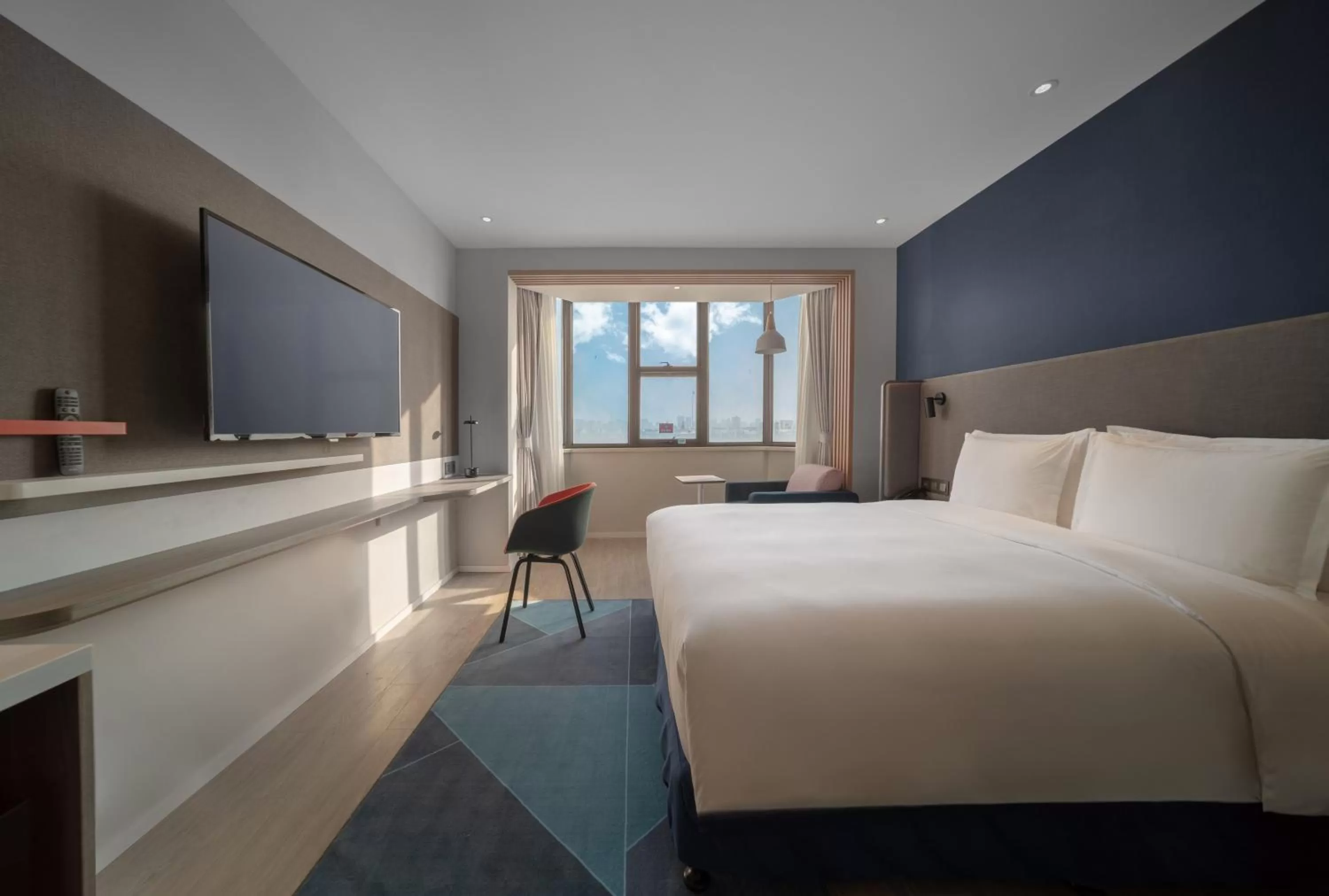 Photo of the whole room, Bed in Holiday Inn Express Shanghai Jinqiao Central by IHG