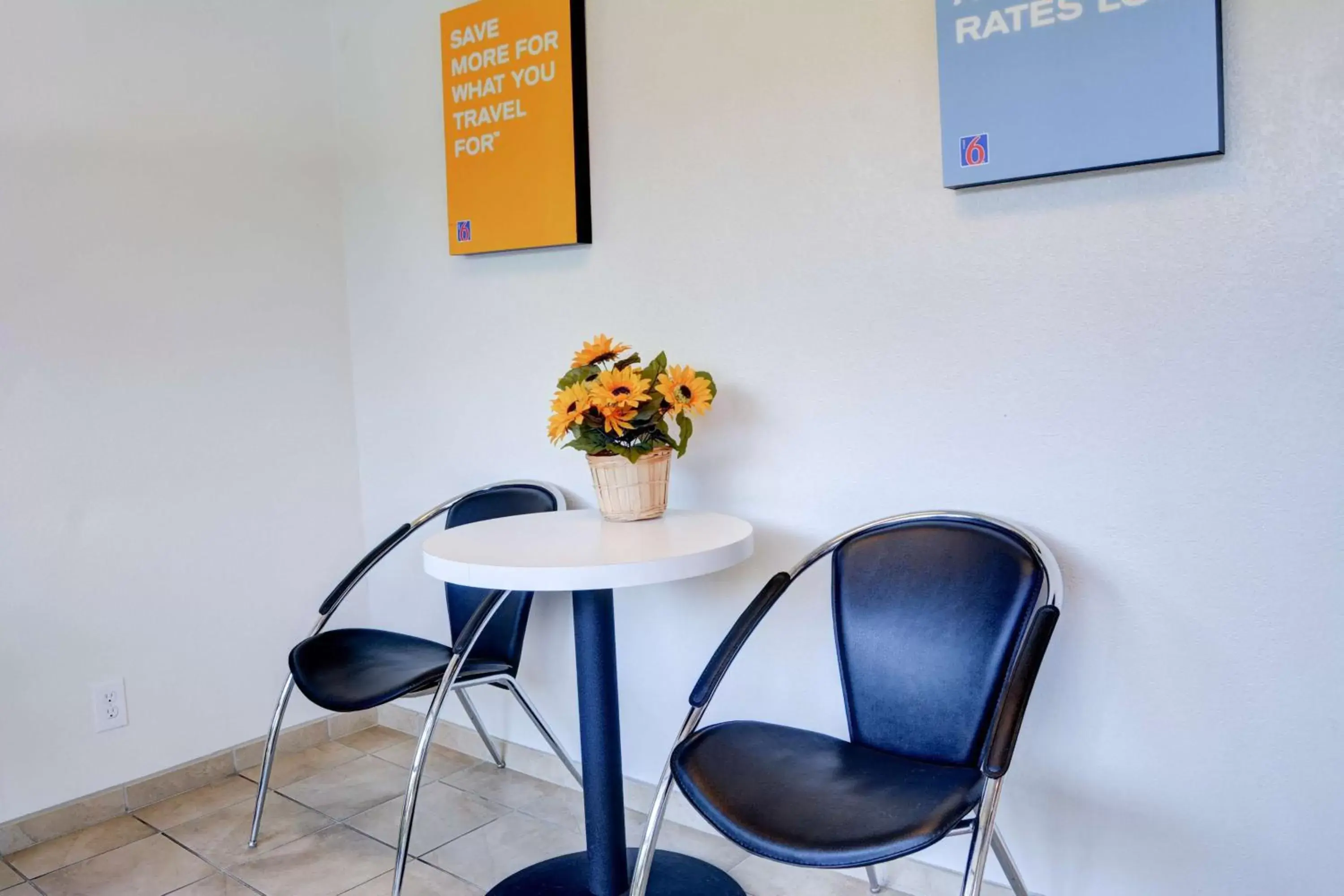 Lobby or reception, Seating Area in Motel 6-Springfield, OR - Eugene North