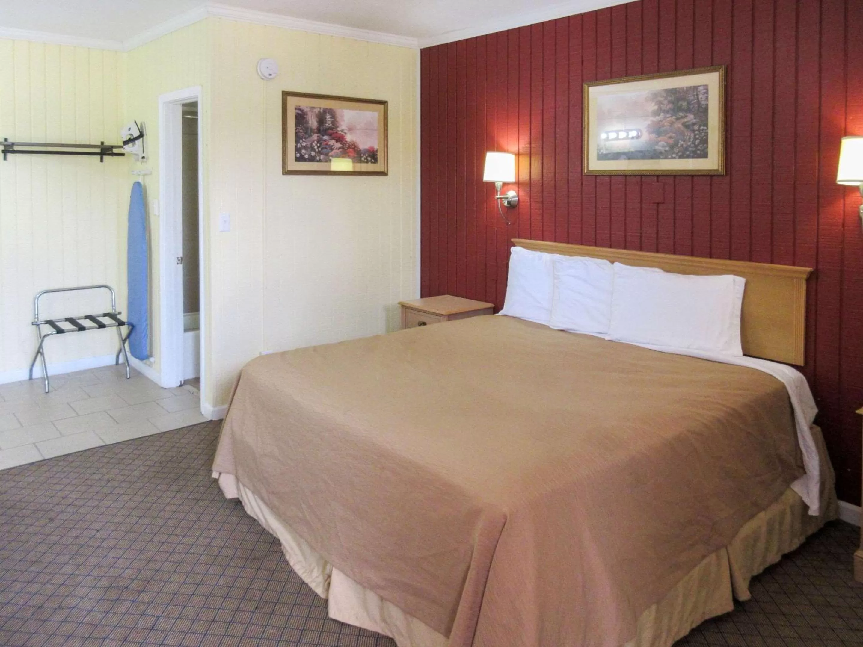 Photo of the whole room, Bed in Rodeway Inn Kansas City Downtown Area