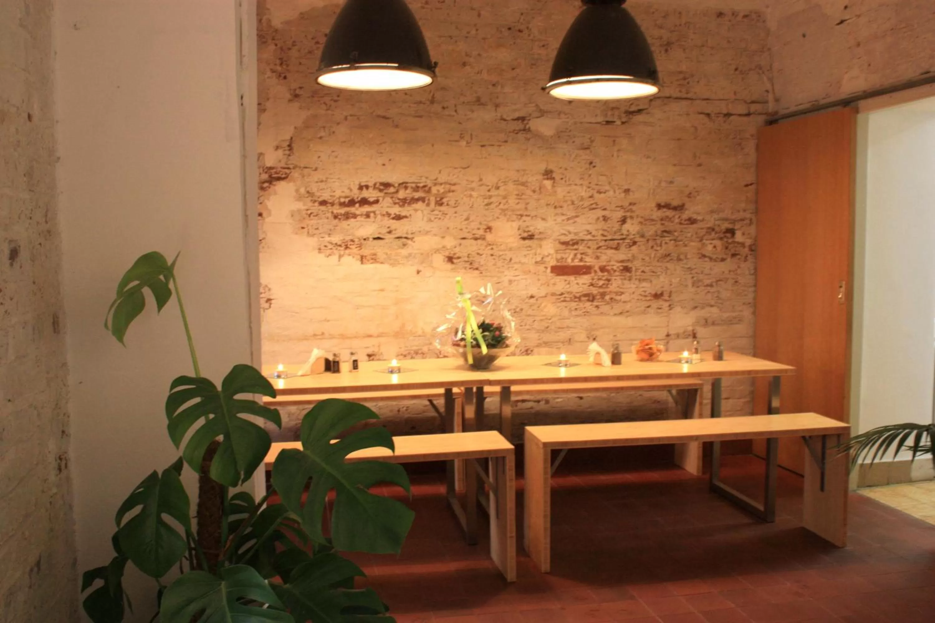 Restaurant/places to eat in World House Wetten