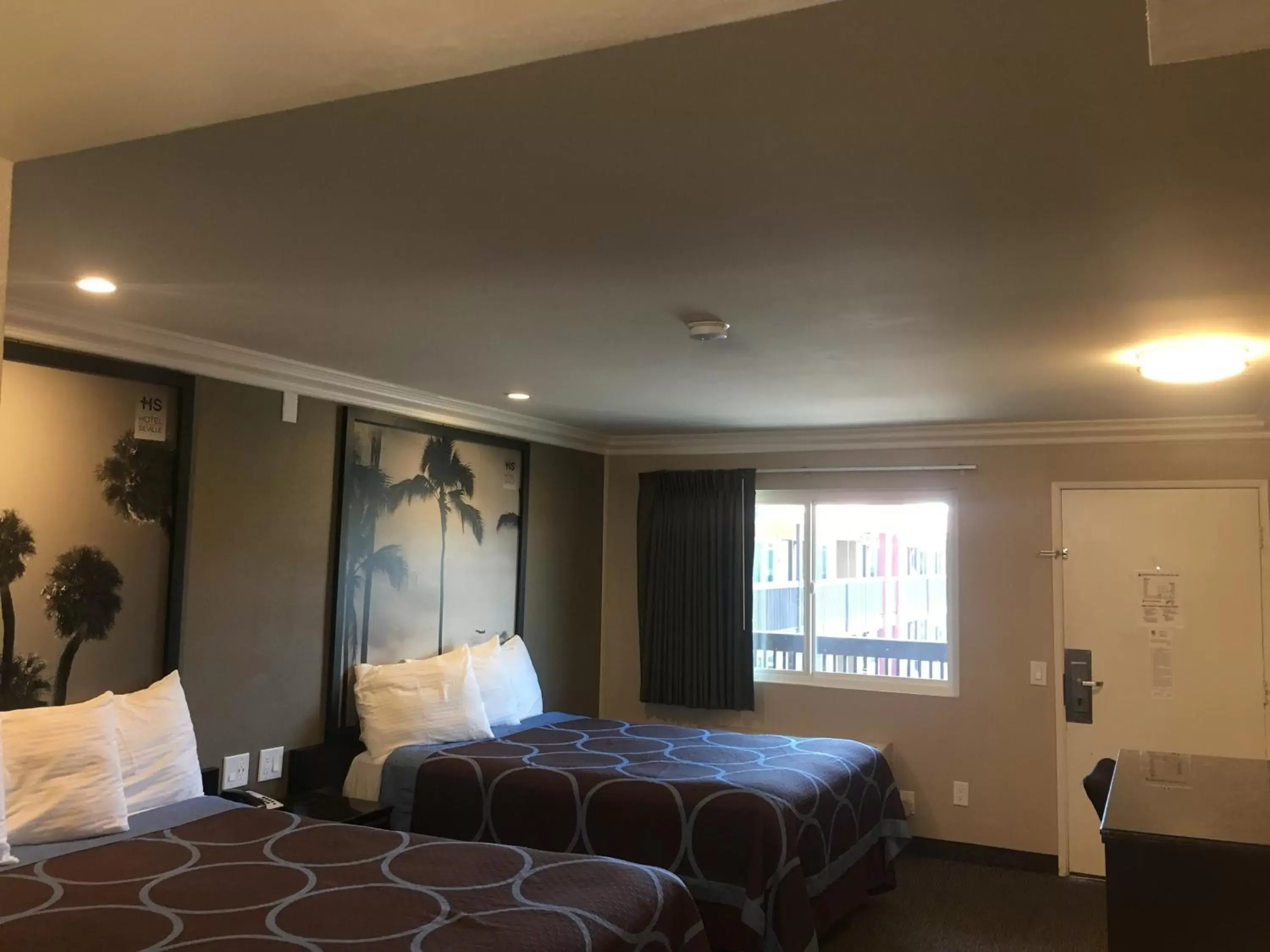 Bed in Hotel Seville - Ontario Airport/Chino