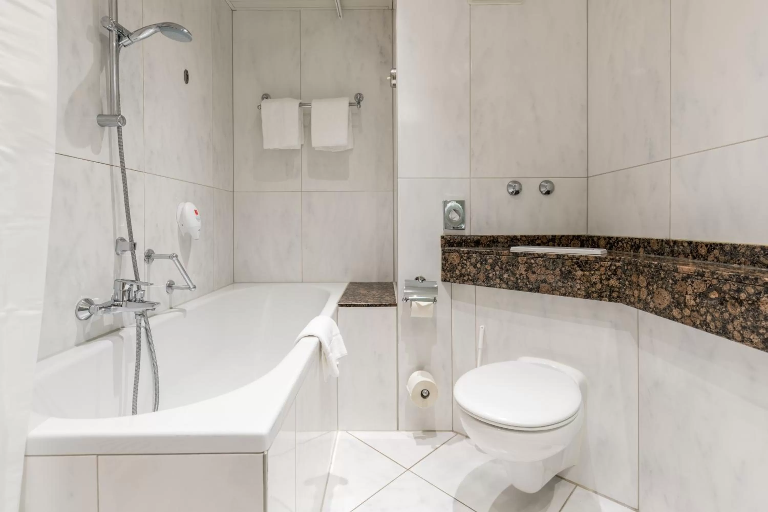 Toilet in AZIMUT Hotel Dresden