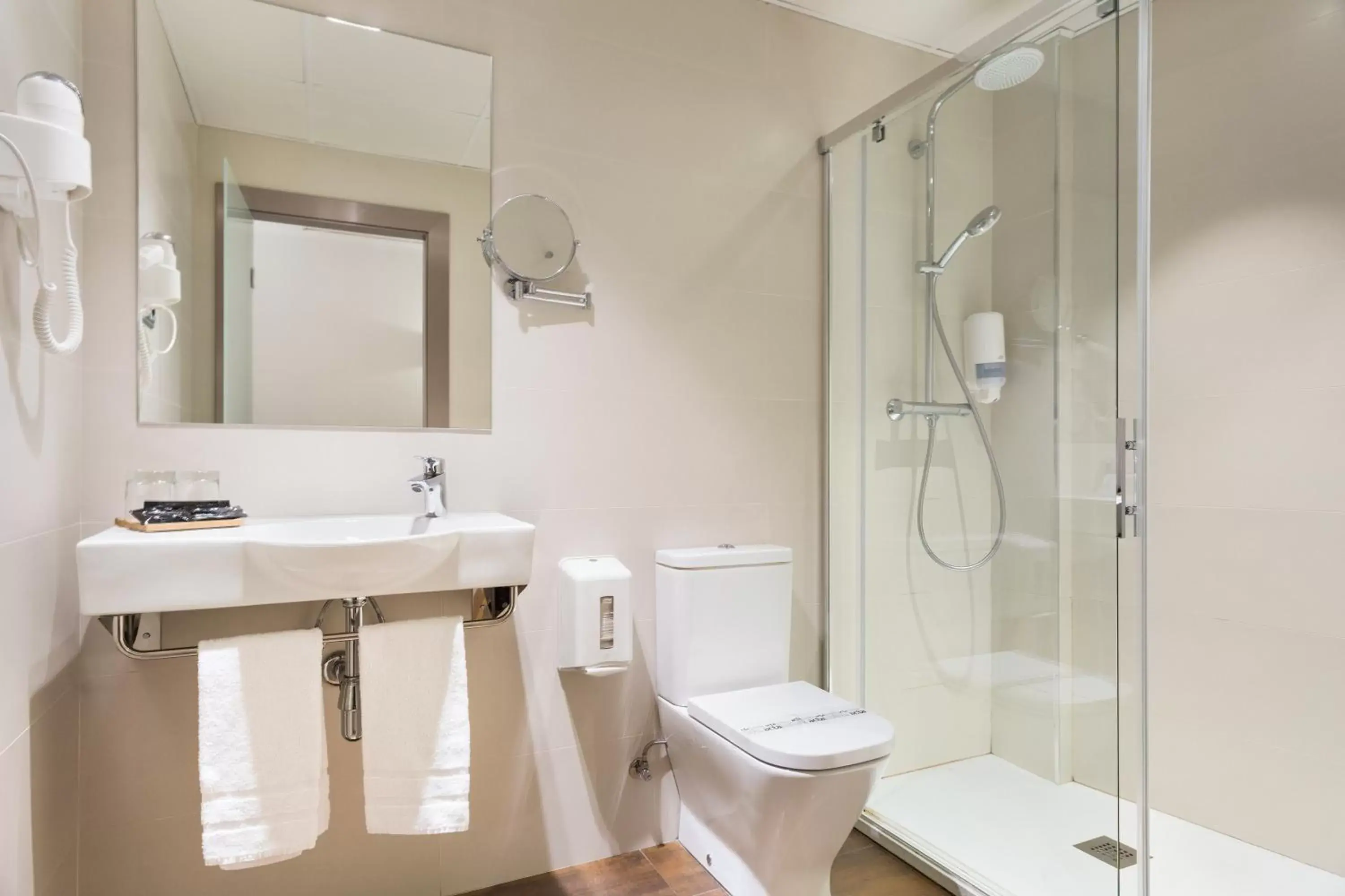 Shower, Bathroom in Hotel Acta Azul Barcelona