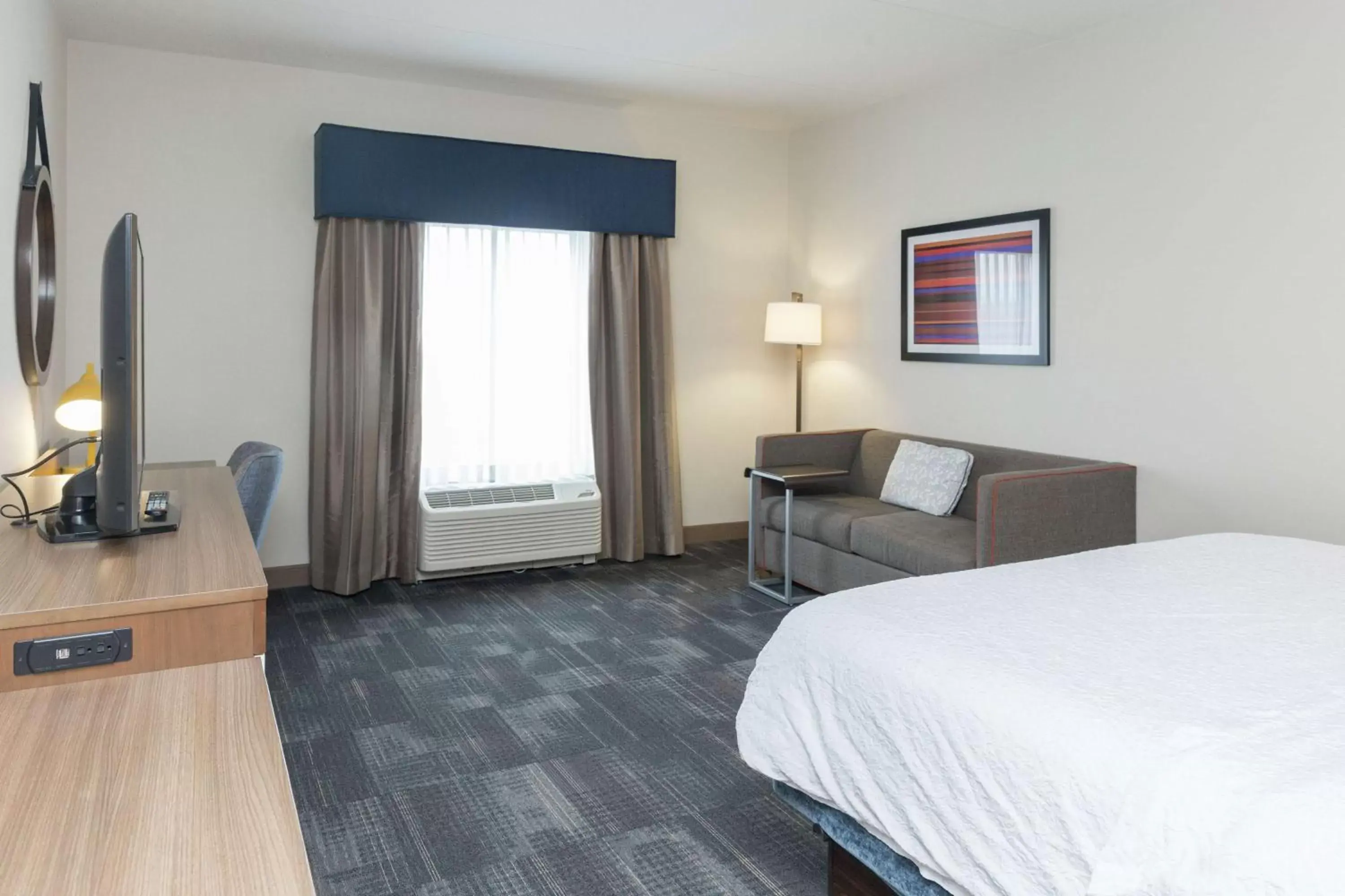 Living room, Bed in Hampton Inn & Suites Morgantown / University Town Centre